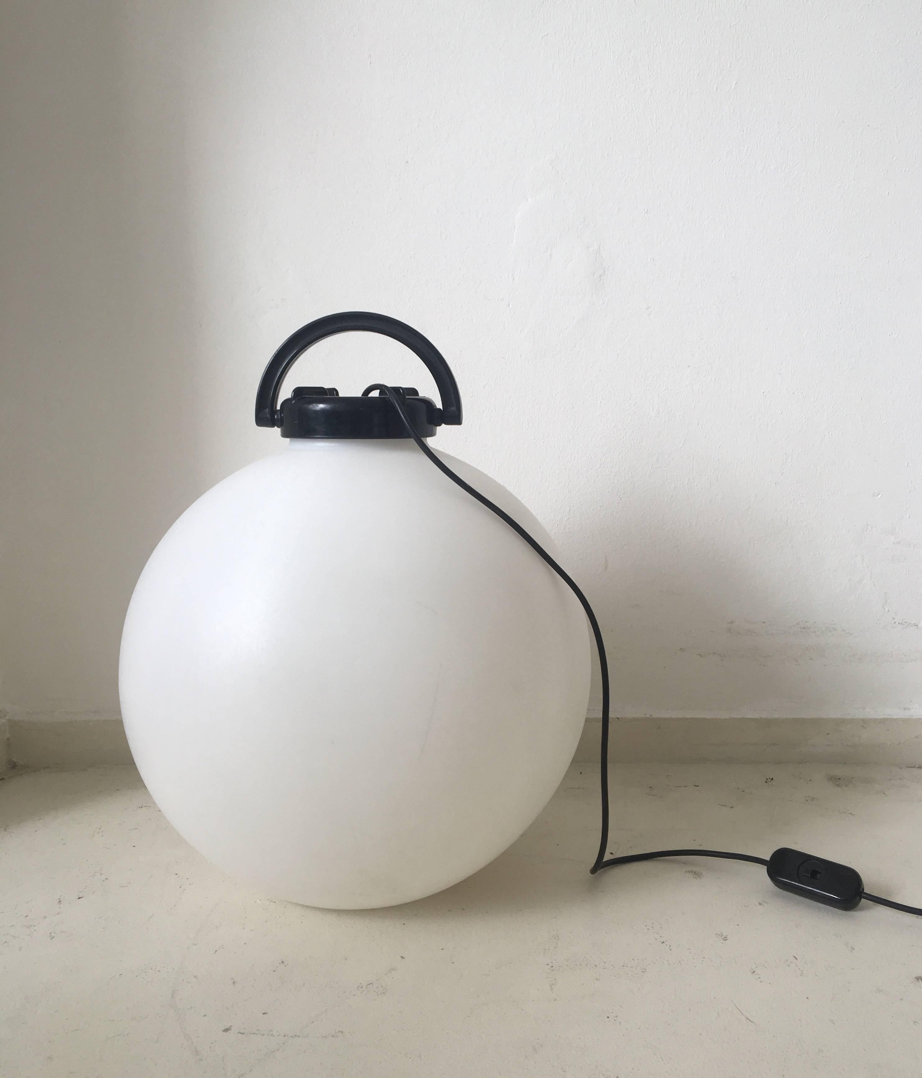 Gorgeous portable floor lamp designed by Isao Hosoe for Valenti Milano in 1975. This lamp features a white Polyurethan ball with a black ABS plastic handle which hold the signature. Can be used outside or inside as a floor lamp, a table lamp or