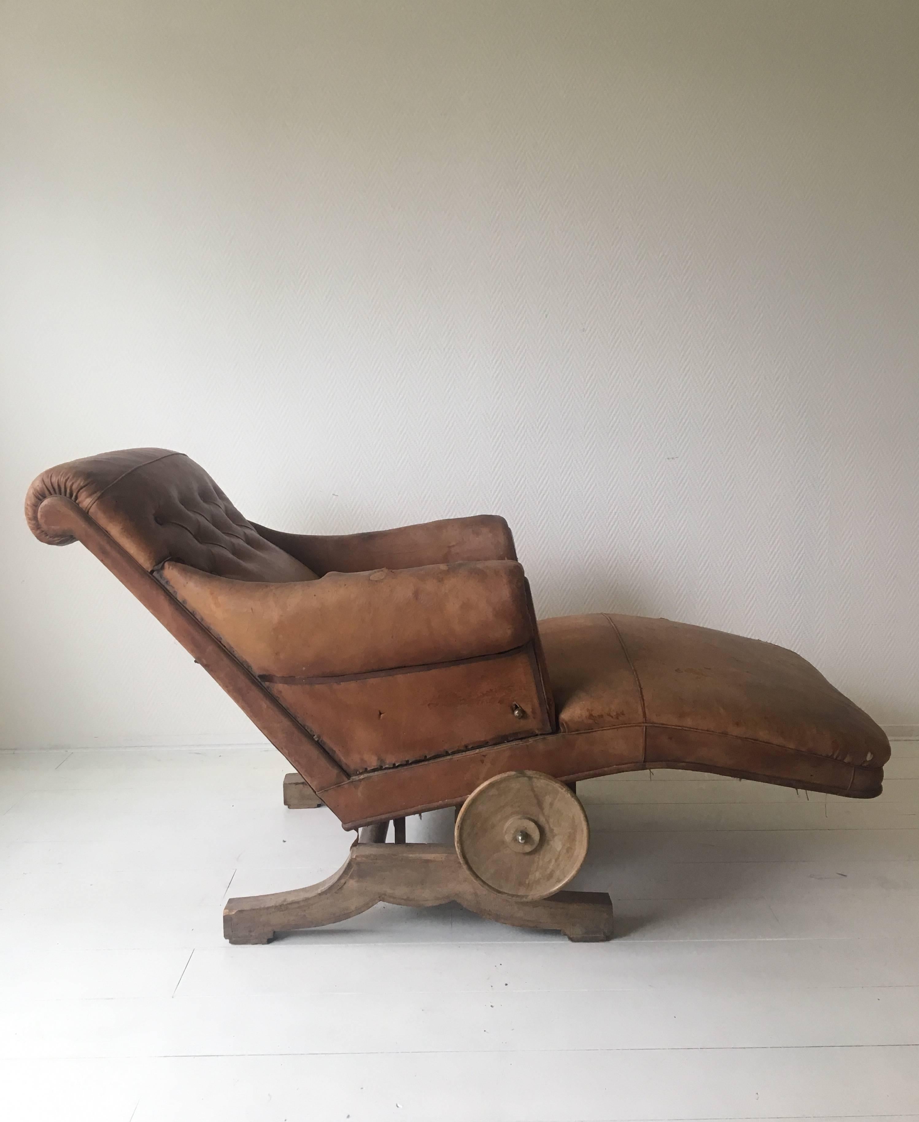 Cette chaise longue s'appelle le surrepos du Docteur Pascaud. Il a été fabriqué à Paris, en France, vers 1924 et présente une structure en hêtre naturel, rembourrée et recouverte de crin de cheval et, très probablement, de cuir de poney brun. Son