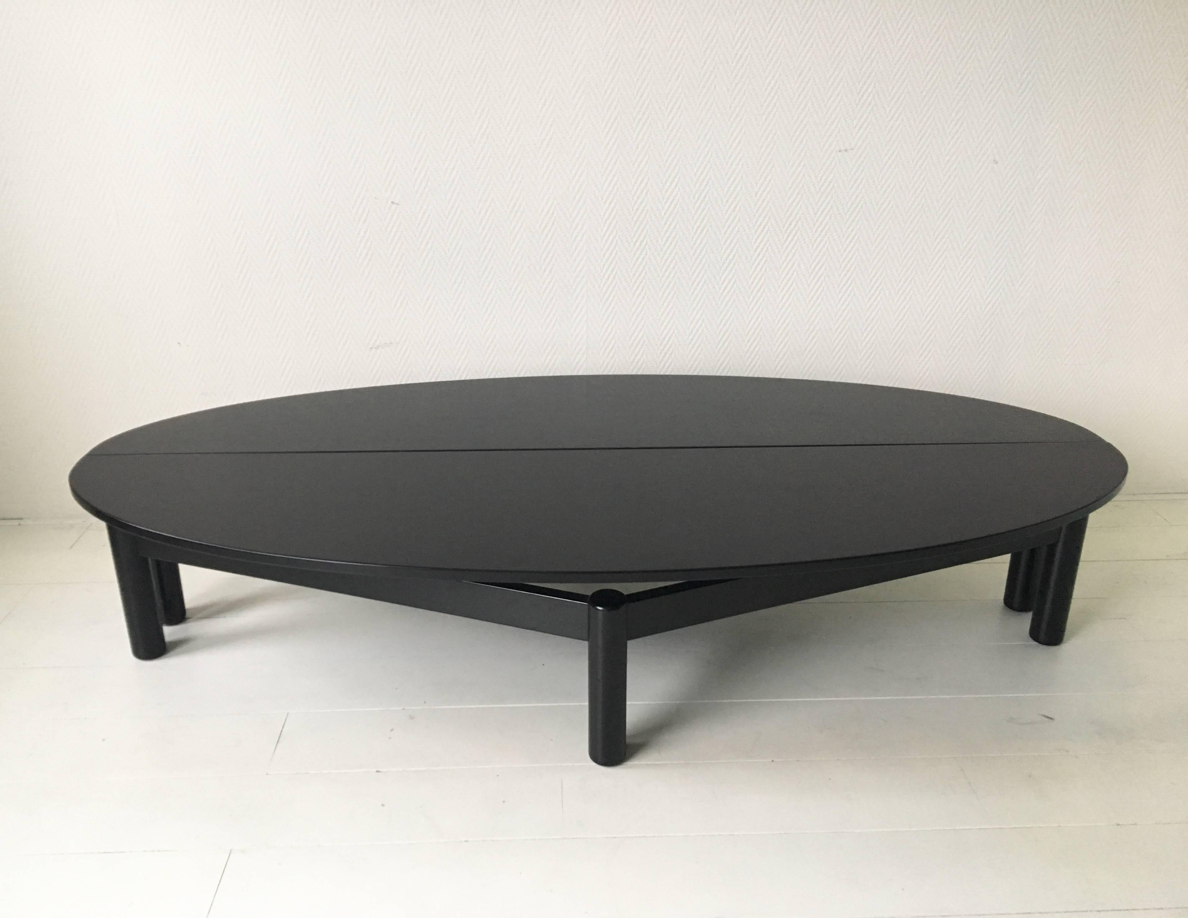 This beautiful Ebonized oak coffee table was designed by Vico Magistretti in the 1980s and manufactured by Cassina. It consists of two elements that can be placed together. Measurements are measured per element. Wonderful Italian design that can be