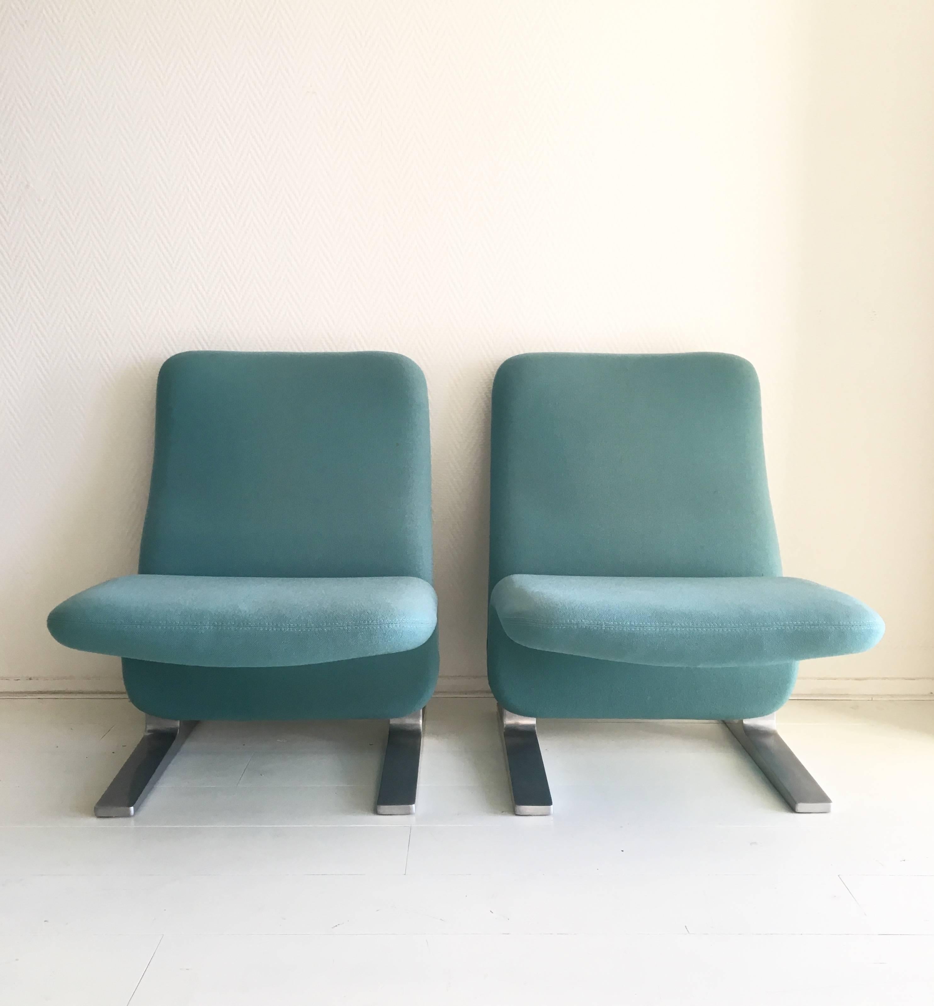 Iconic Artifort Concorde is a lounge chair without armrests. It was originally designed by Pierre Paulin for the airport waiting space of the French plane 'Concorde'. The chairs were named after this plane.
These aqua colored chairs feature
