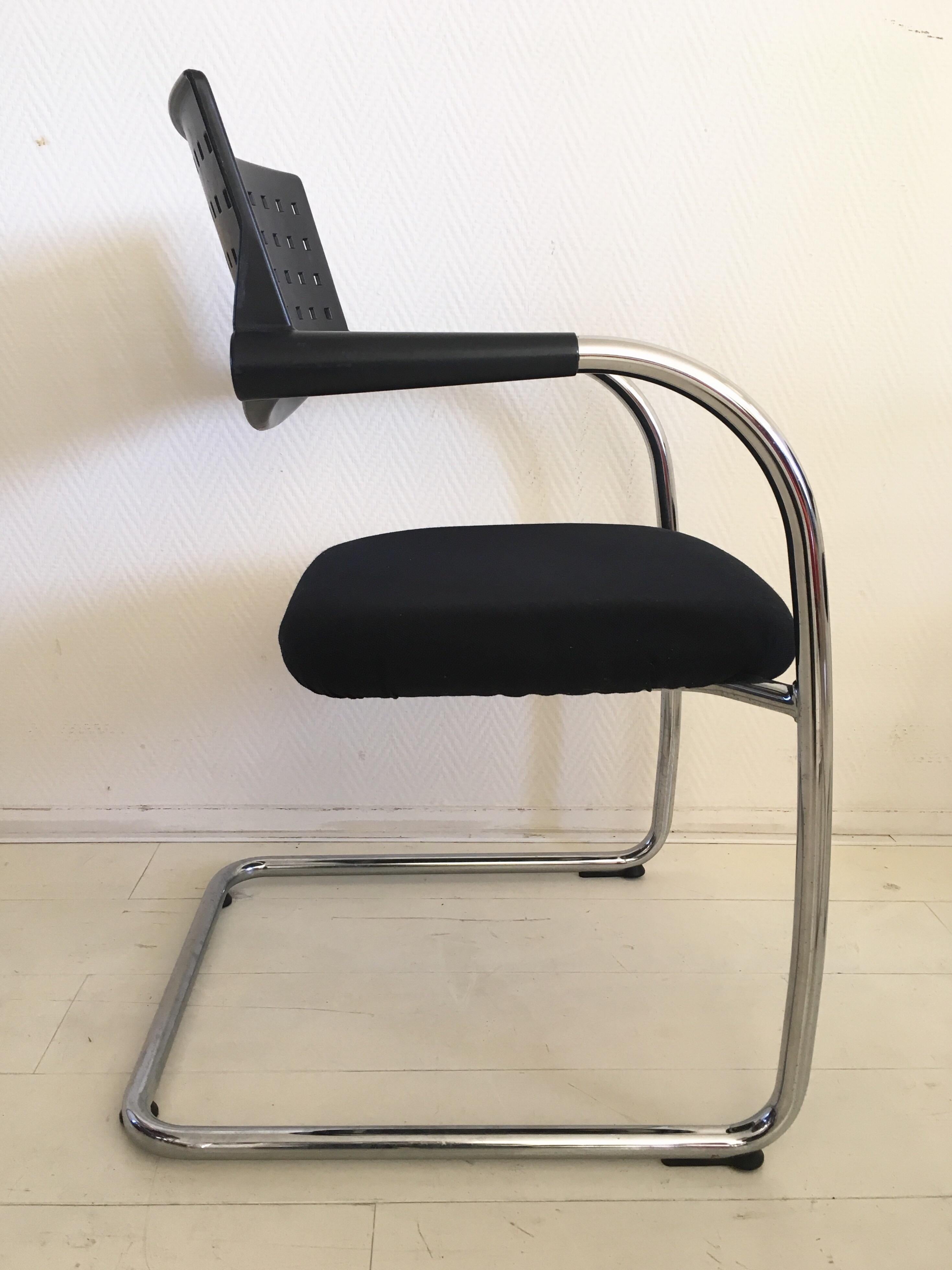 Tissu Chaises Vitra Visavis noires et rouges d'Antonio Citterio et Glenn Olivier Löw