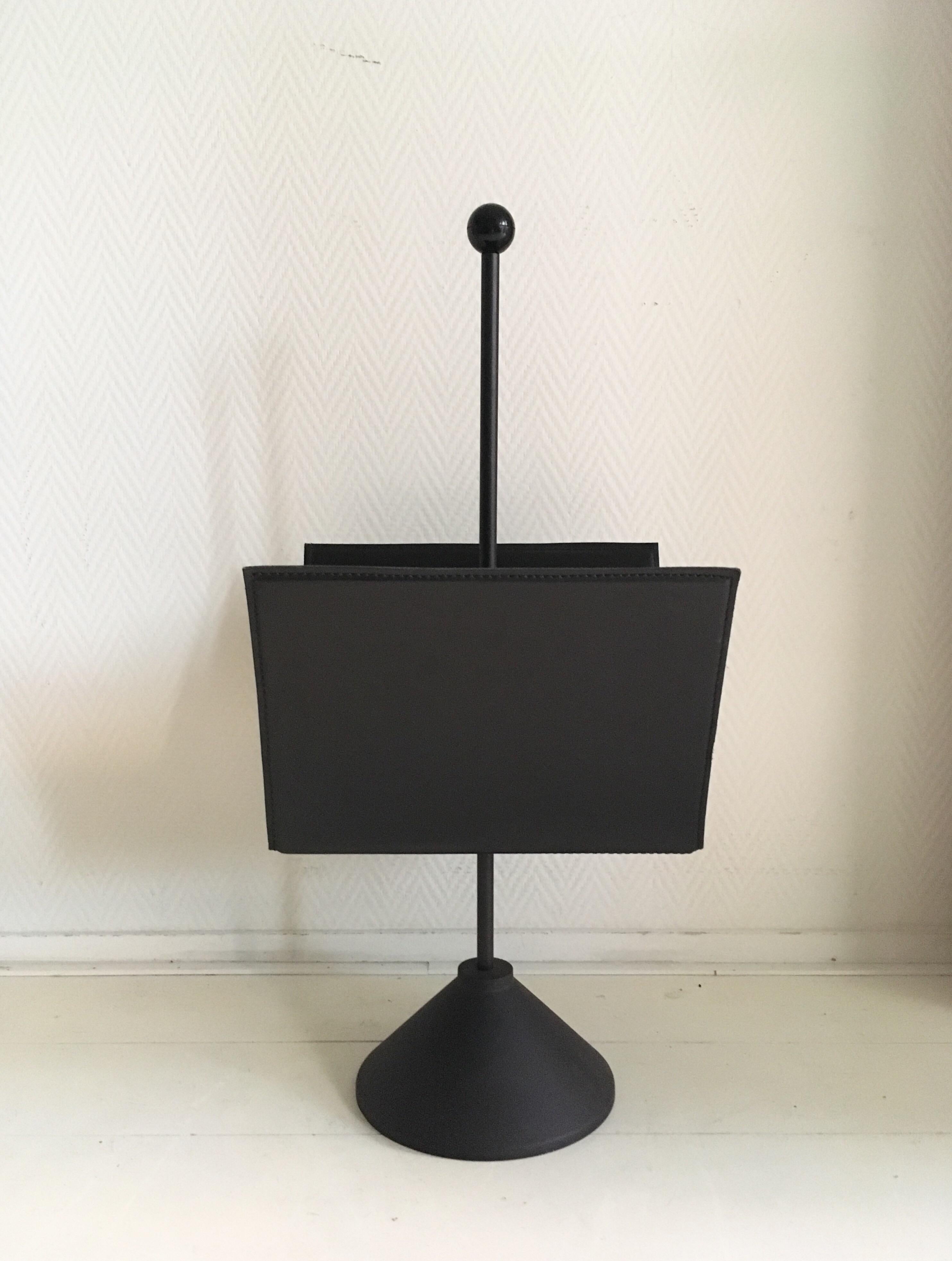 Minimalist Black Italian Magazine Rack by Porada Arredi, 1980s In Good Condition For Sale In Schagen, NL