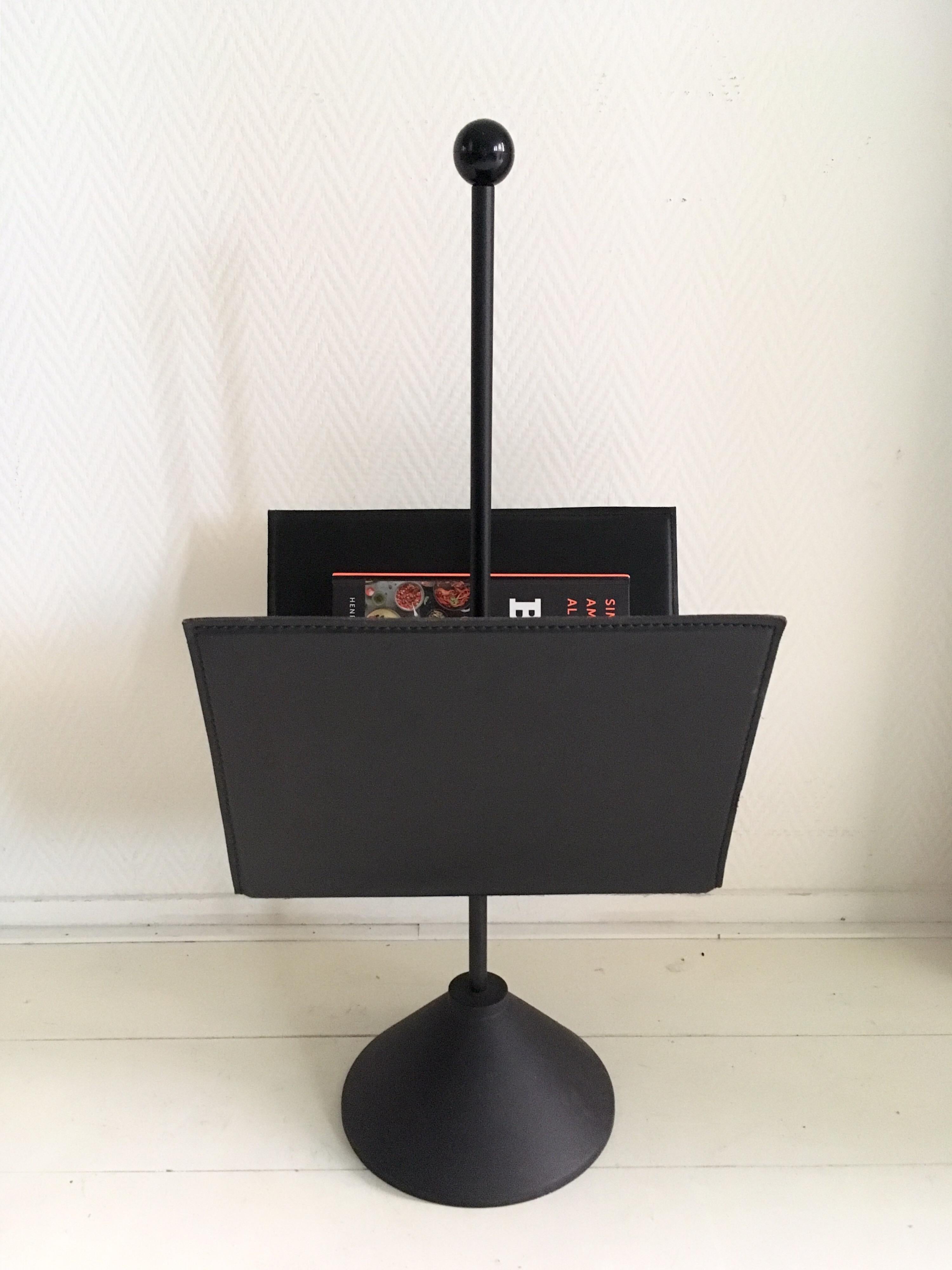 Late 20th Century Minimalist Black Italian Magazine Rack by Porada Arredi, 1980s For Sale