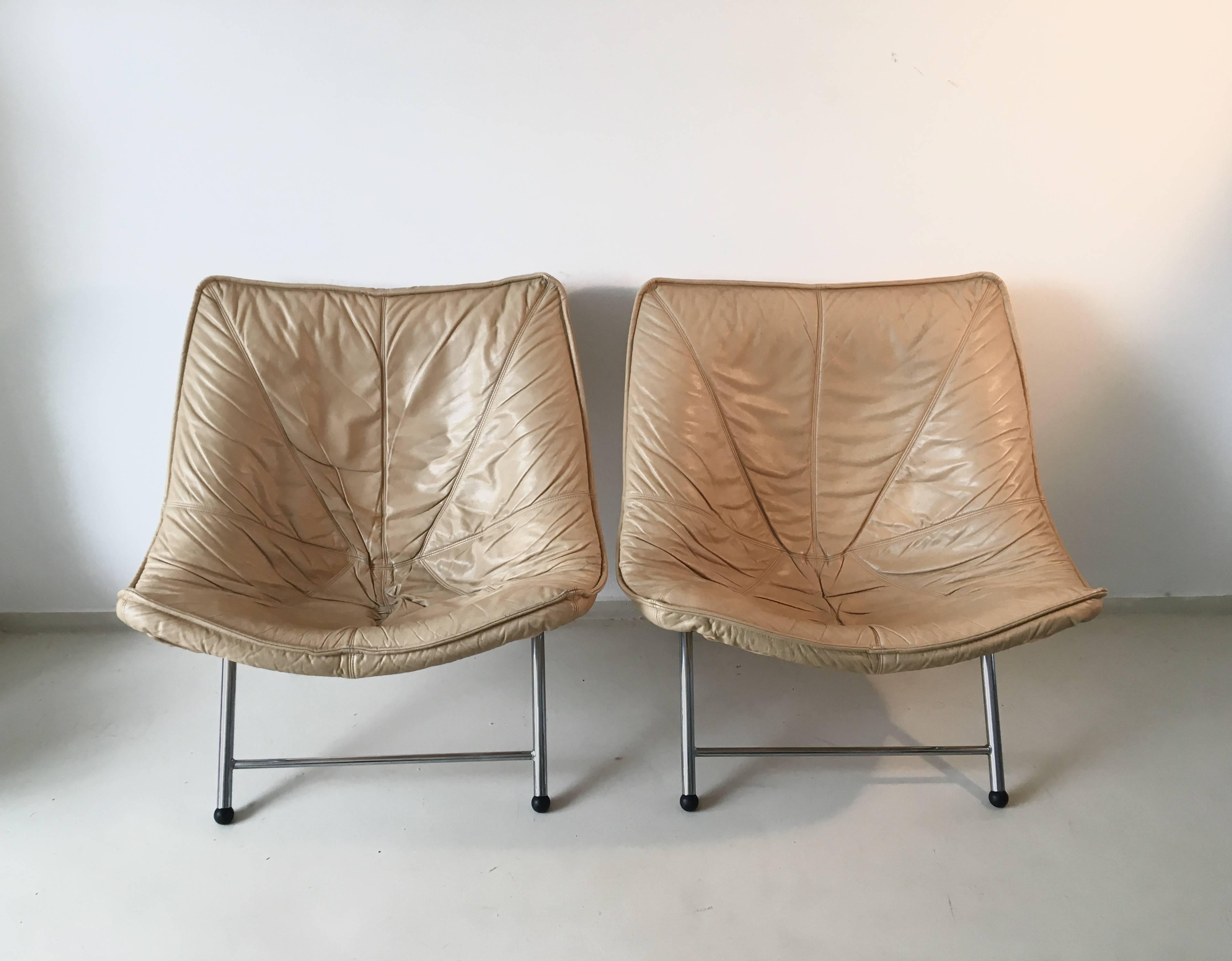 Foldable easy chairs designed by Teun van Zanten for Molinari in the Netherlands in the 1970s. These chairs feature a tubular chrome-plated frame with beige or yellow leather upholstery. They remain in a good condition with only minor signs of age