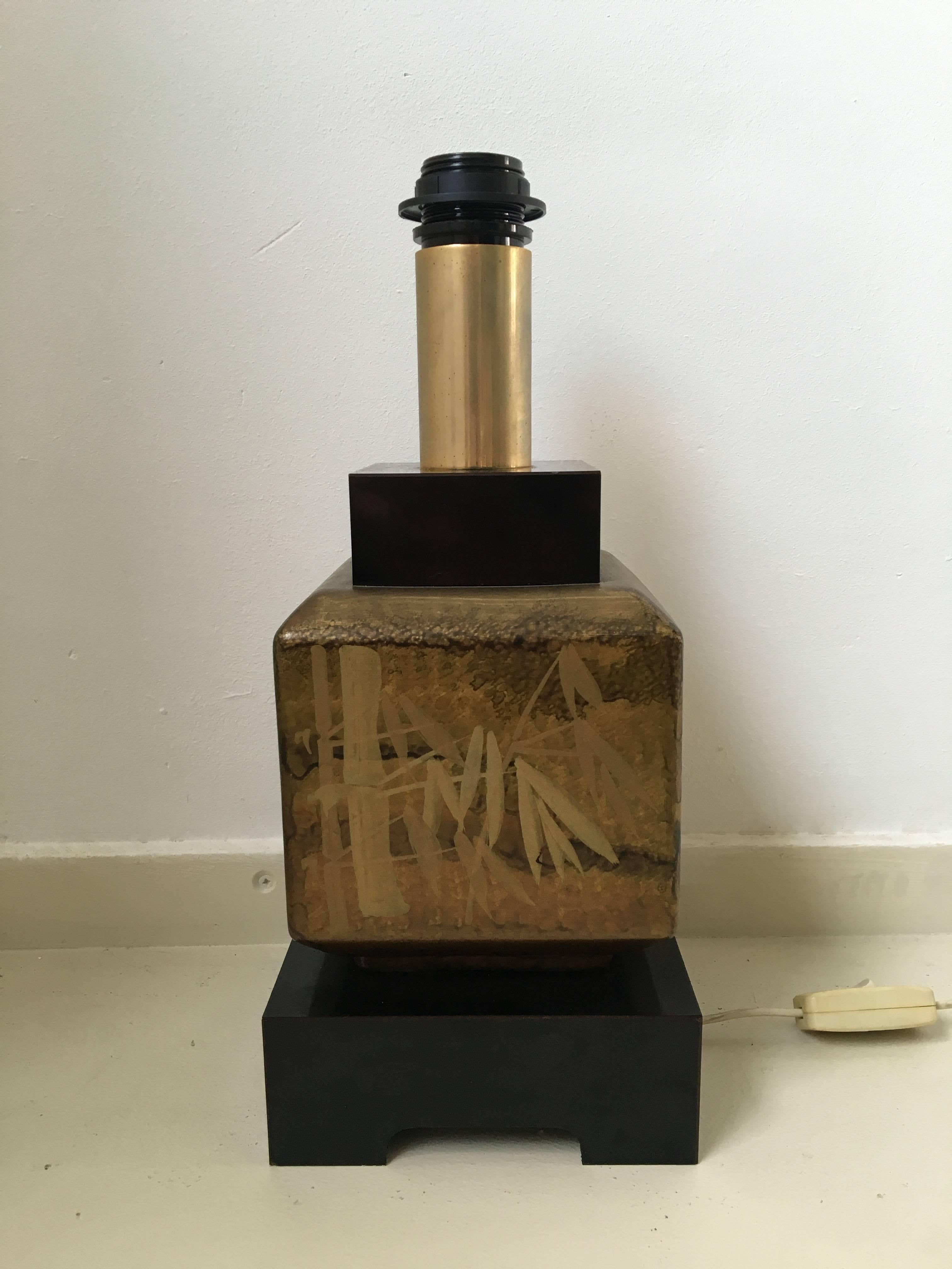 Nicely decorated with a bamboo pattern and black lacquered base. Very luxurious look. This lamp consists of wood, ceramic and brass details. European wiring in original condition. Minor signs of age and use.