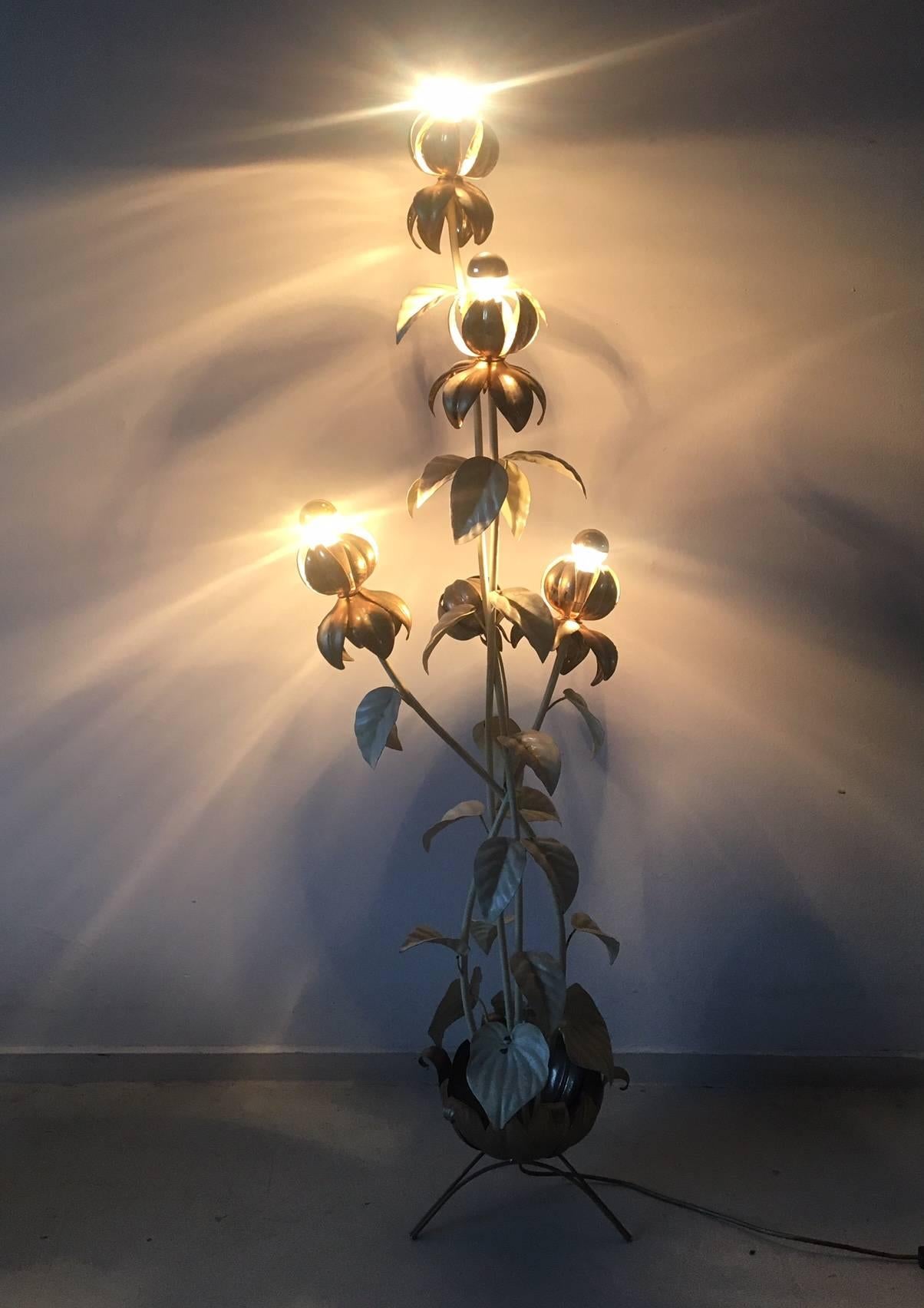 Laqué Grand lampadaire à fleurs doré, dans le style de Hans Kogl, années 1960-1970 en vente