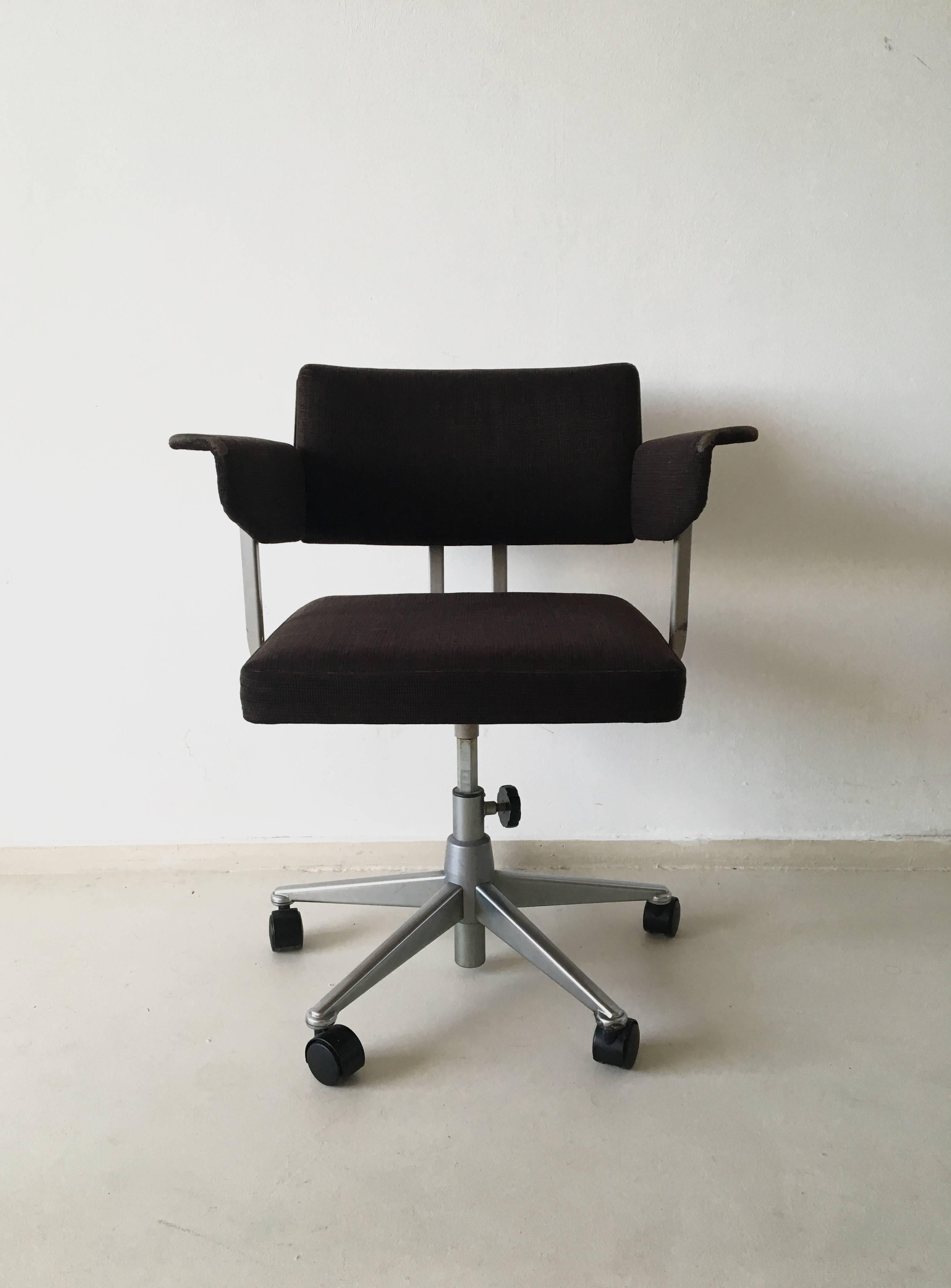 This Industrial Brutalist style swivel desk chair was designed by Friso Kramer for Ahrend de Cirkel in the Netherlands and manufactured in 1973. This chair, model Resort, is in a very good condition with a Grey metal frame and brown upholstery. It's