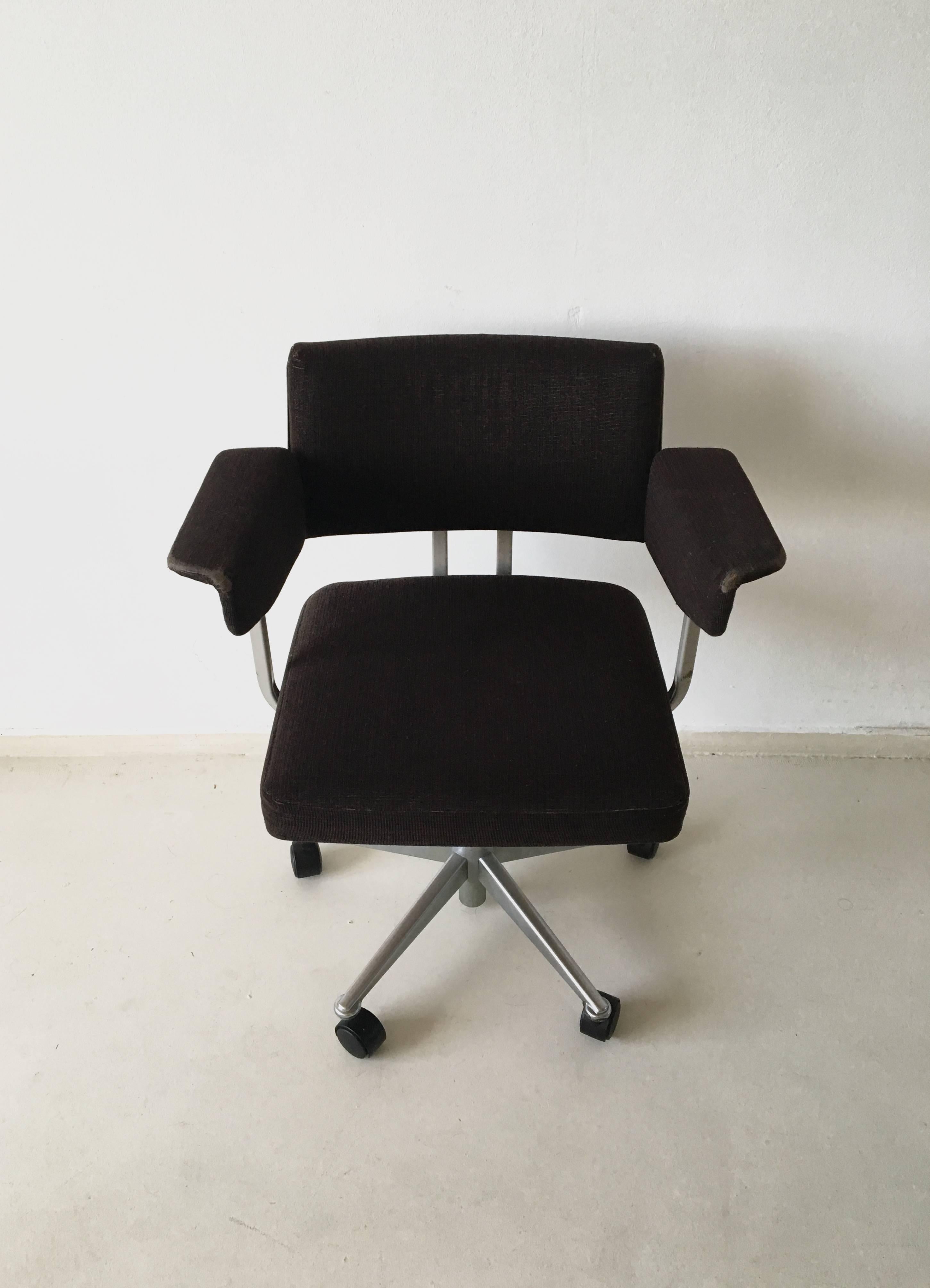 Industrial Desk Chair by Friso Kramer for Ahrend de Cirkel, 1973 In Good Condition In Schagen, NL