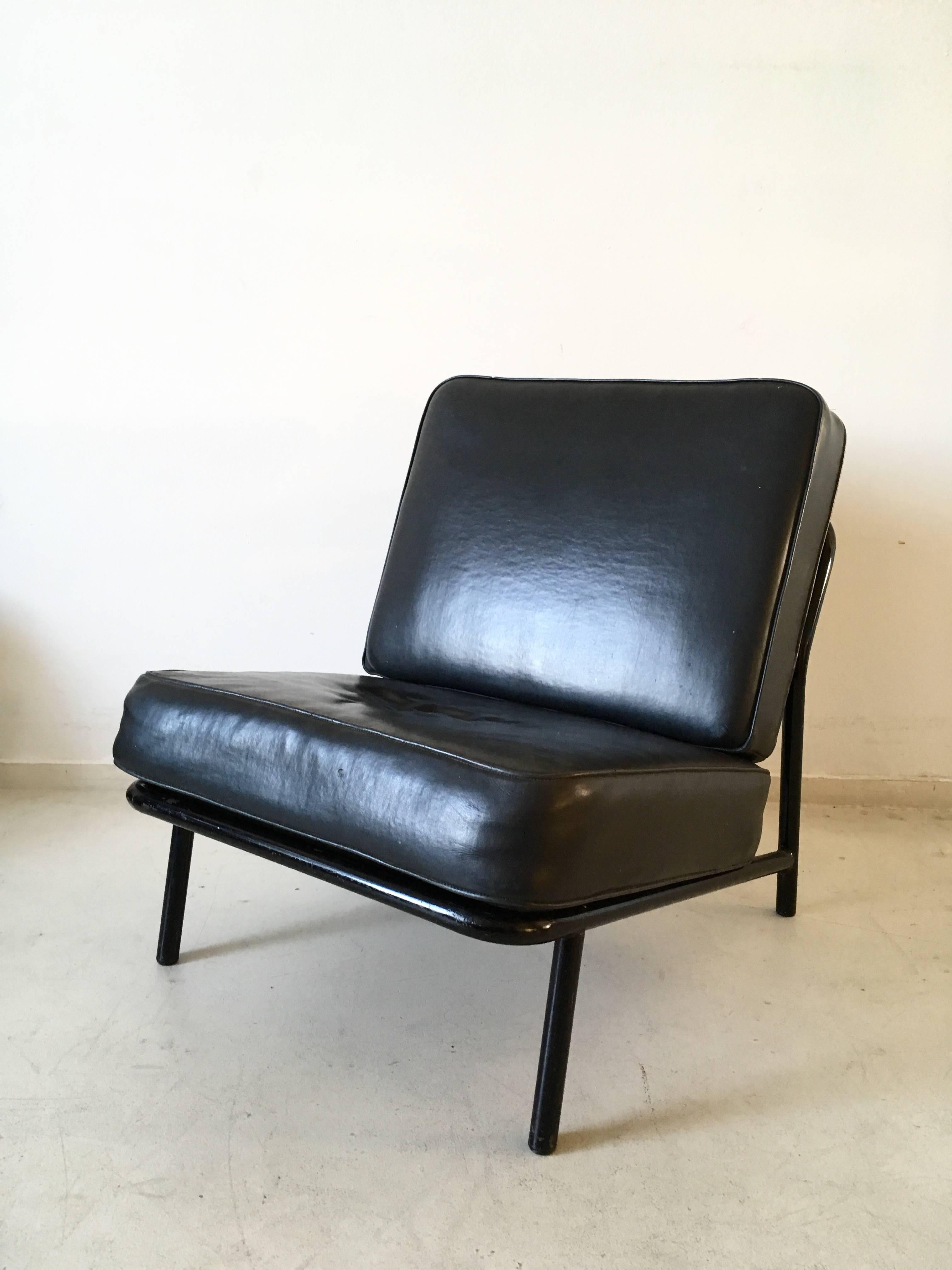 This lounge or easy chair was designed by Alf Svensson for DUX in Sweden, circa 1950s.

It features a black colored metal structure with in between it's frame a wooden plate. On top, old but original black leather cushions. Both, the frame and the