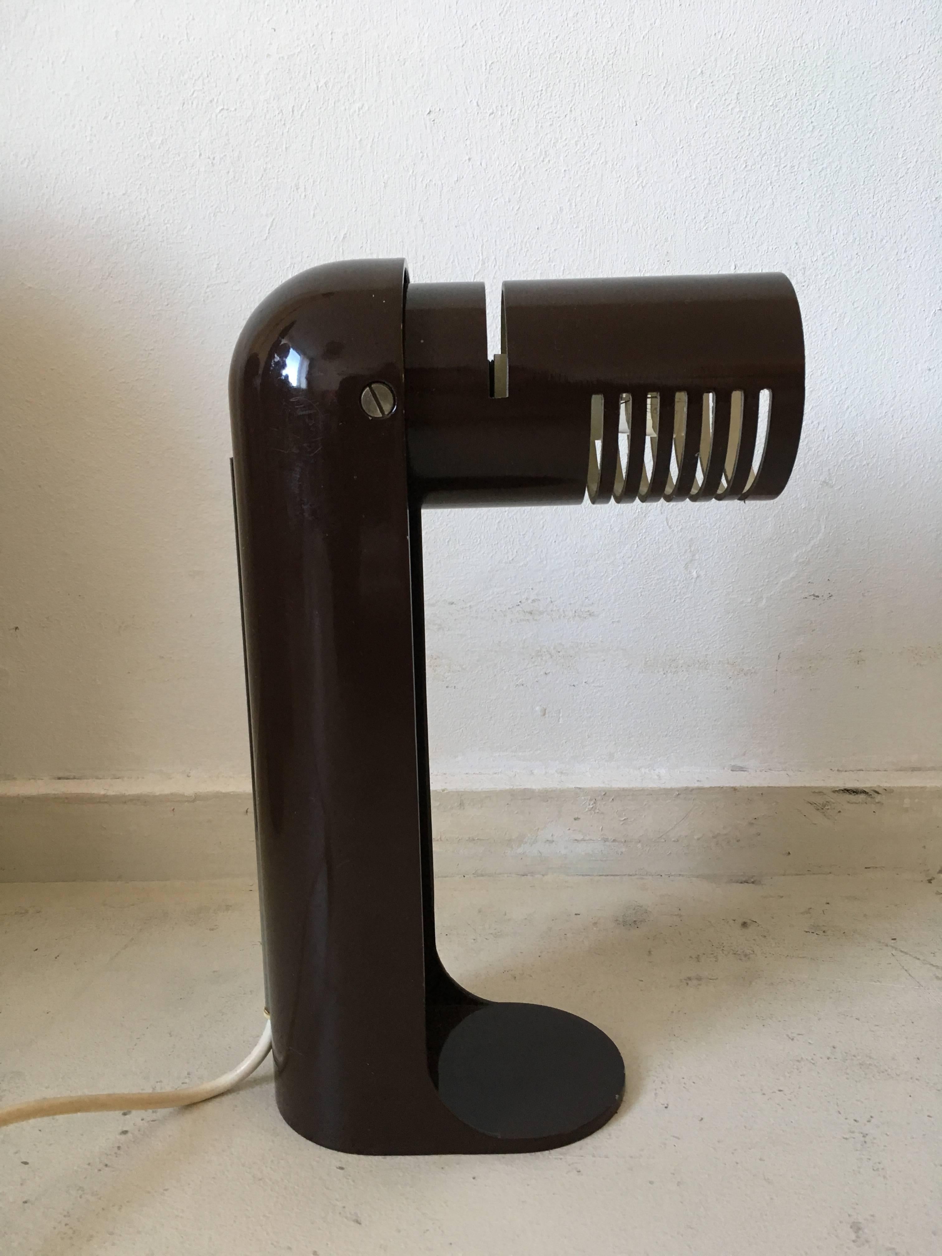 Seltene Vintage-Schreibtischlampe, entworfen von Richard Carruthers für Leuka in Italien, ca. 1970er Jahre. 
Der Sockel ist aus braunem, emailliertem Metall und der Schirm kann herausgeklappt werden. Es befindet sich in einem hervorragenden Zustand