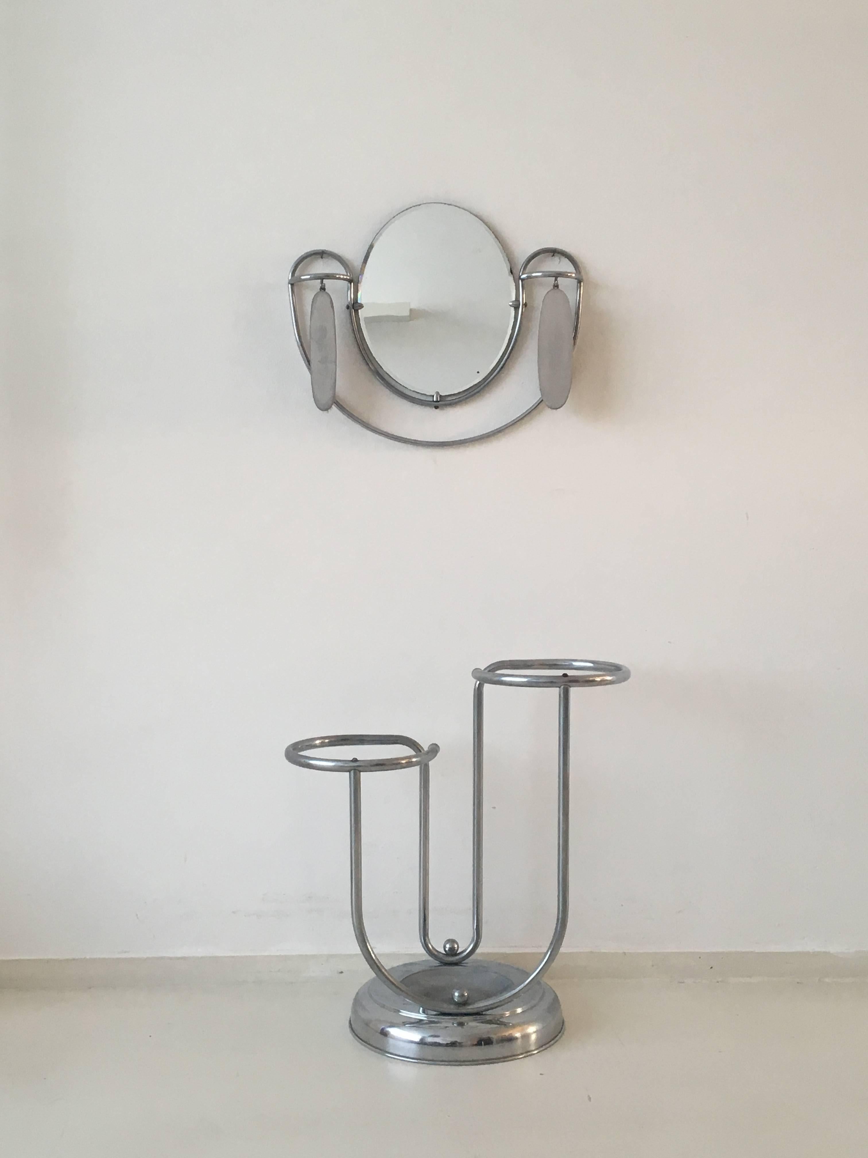 Erstaunliche Set, bestehend aus einem rohrförmigen Chrom Schirmständer und einem Spiegel mit abgeschrägtem Glas und mit zwei Bürsten. Gispen, Bauhaus-Ära. Dieses Set wurde in den 1920er bis 1930er Jahren in Frankreich hergestellt. Es ist in sehr