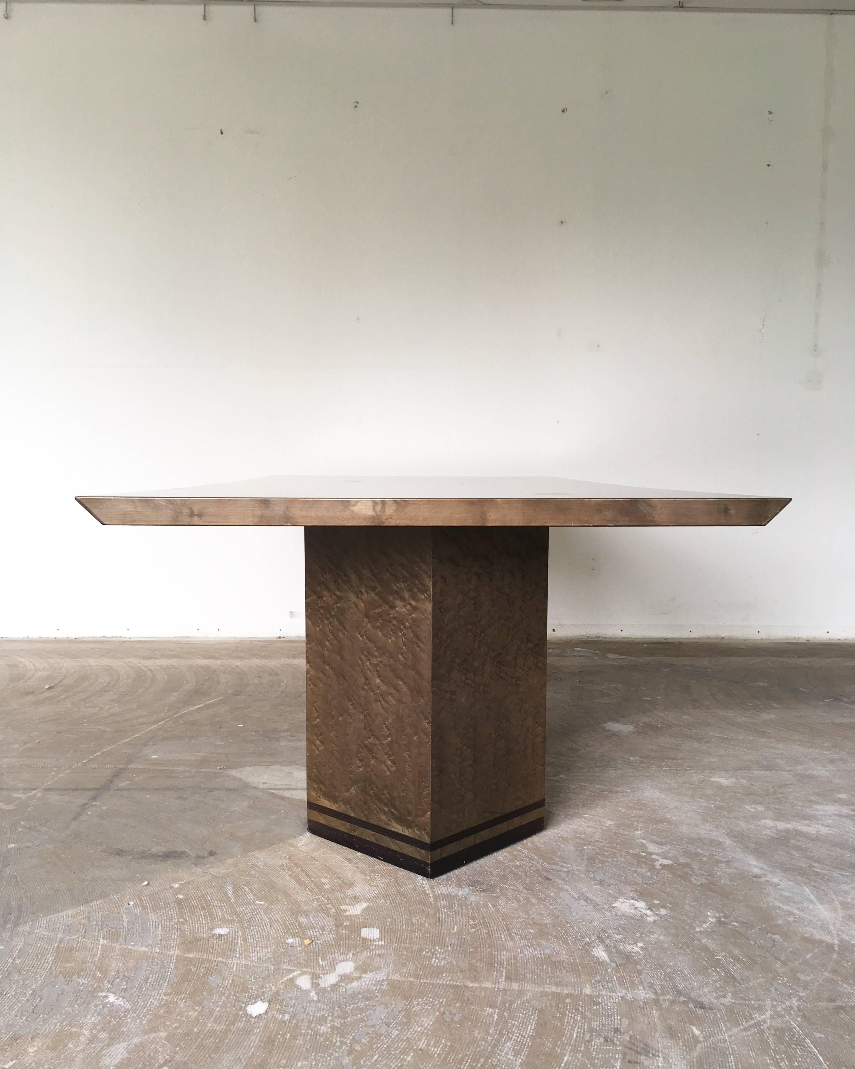 Stunning piece of Italian design, this large luxurious dining table. 
It features a top in bird's-eye maple with a modern, two stripe decoration. It's feet can be mounted in two ways and so they can also be disconnected from the top for shipping.