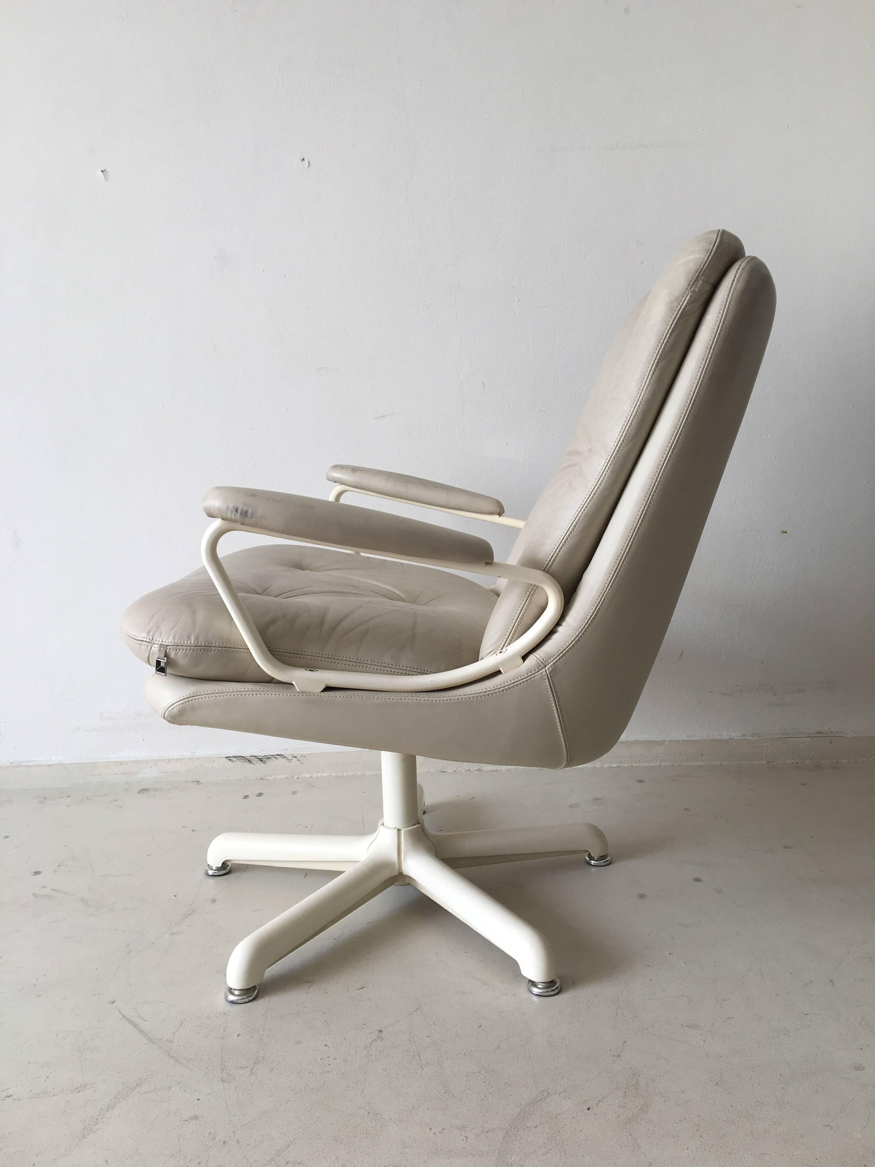 Off White Mid-Century Modern Leather Swivel Chair by Wk Wohnen Germany, 1960s In Fair Condition In Schagen, NL