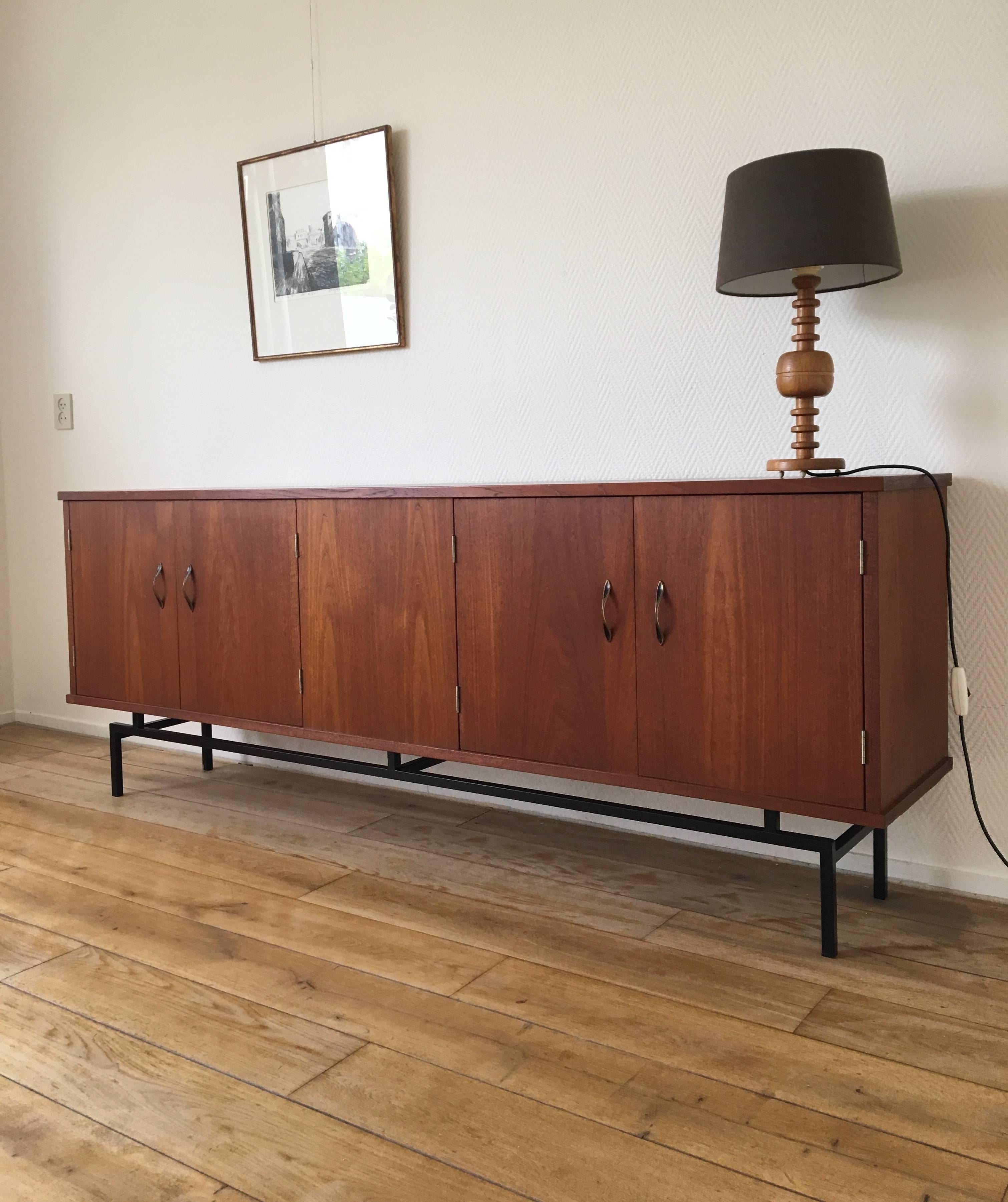 Modernes Sideboard aus Teakholz:: Kredenz mit Metallgestell:: 1960er Jahre im Zustand „Gut“ in Schagen, NL