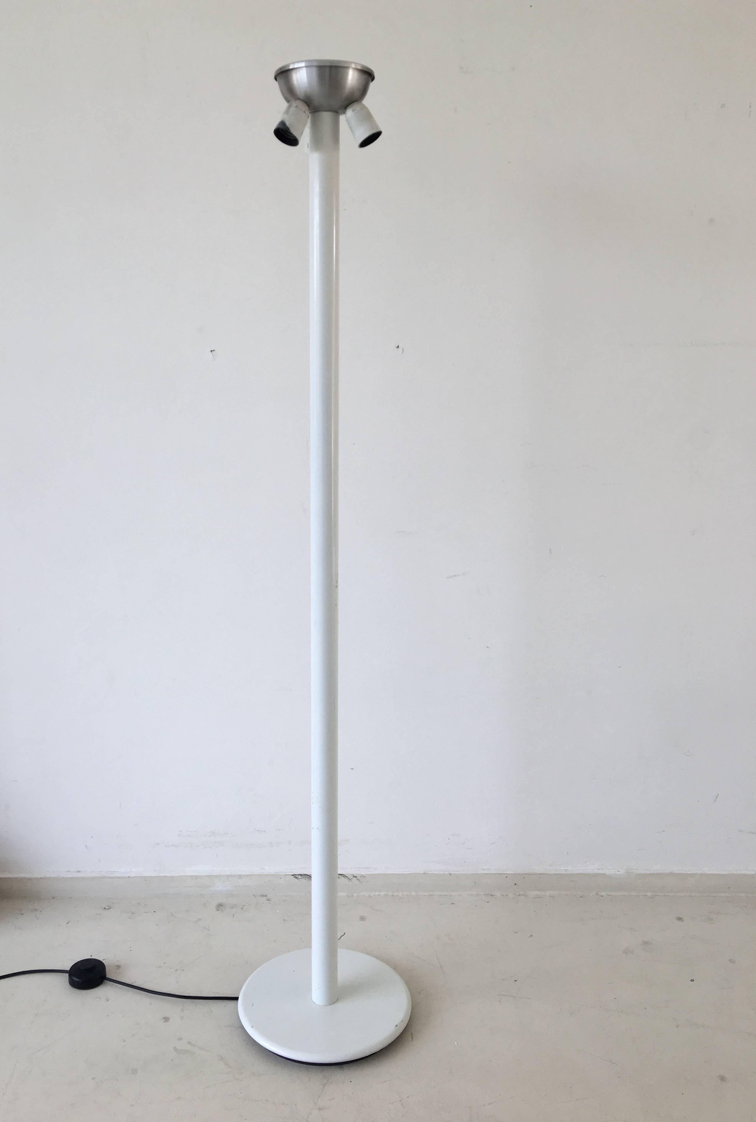 This bright Minimalist floor lamp, features a laquered metal base with on top a plastic shade which is demontable for cleaning. Some signs of age and use. The lamp was designed and manufactured in Europe. Unknown designer/manufacturer. European
