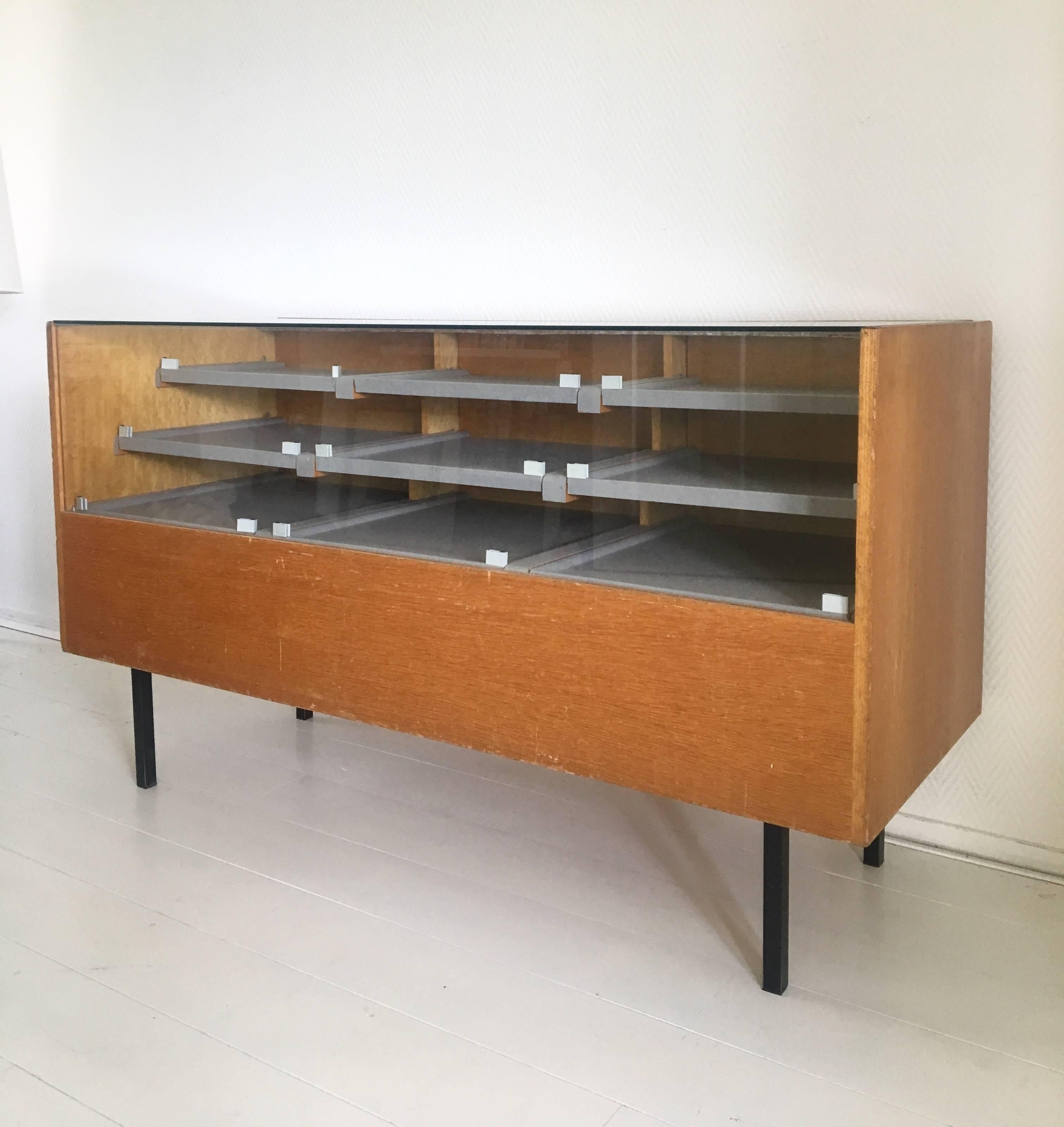 Midcentury Oak and Glass Shop Counter, Vitrine, 1950s In Excellent Condition In Schagen, NL