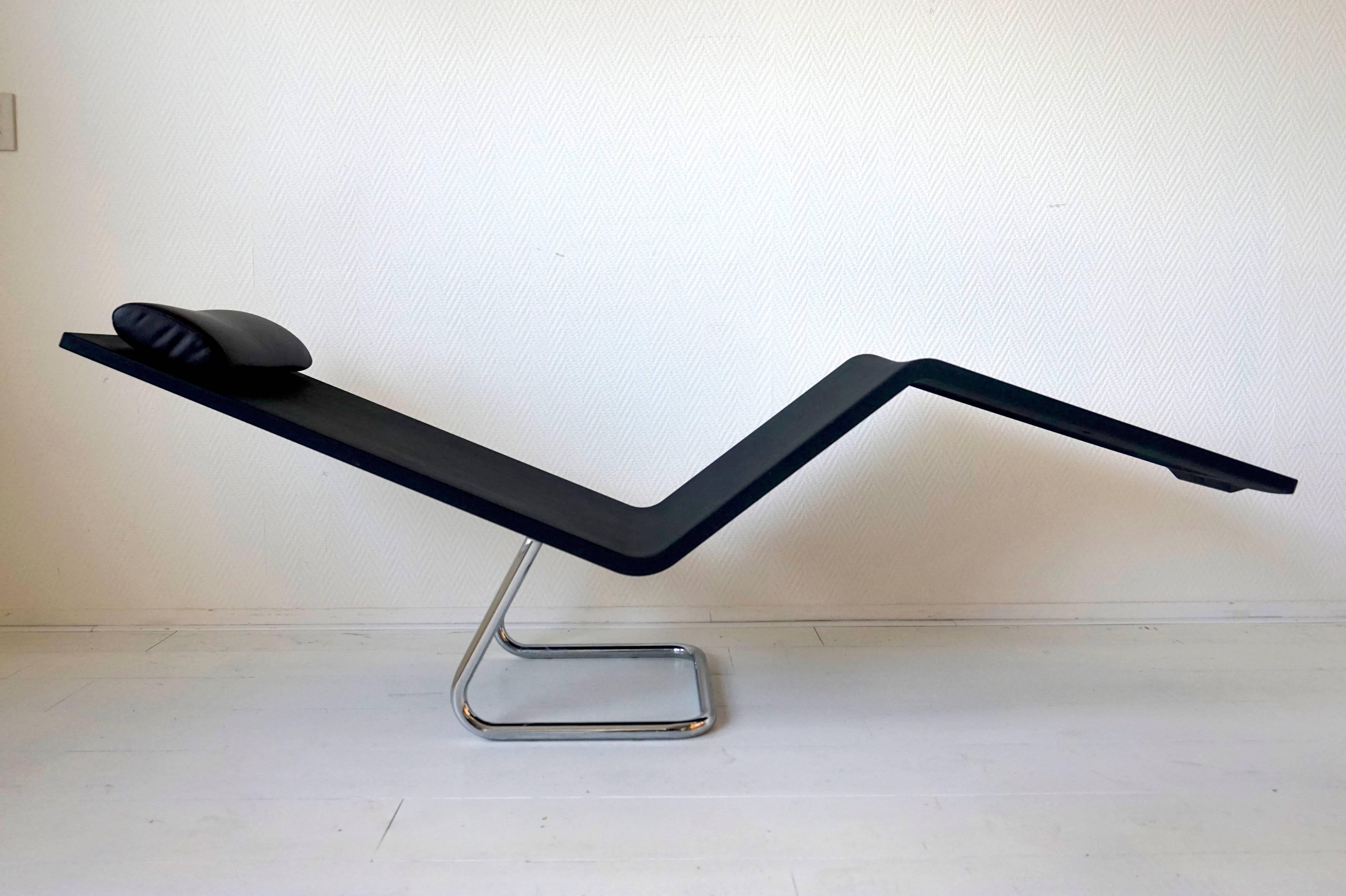 The vitra MVS chaise was designed by Maarten Van Severen and connects like no other minimalist chaise lounge design with high comfort. 

Thanks to the elastically yielding material the simple, rectangular Vitra lounger offers extraordinary levels
