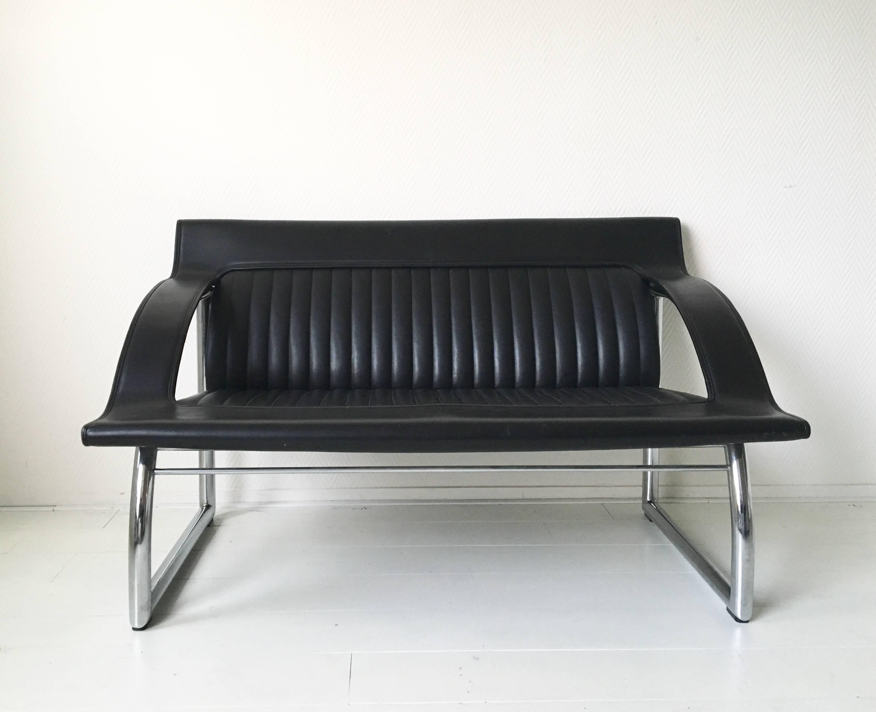Dieses absolut atemberaubende Set wurde von Gerd Lange für De Sede Schweiz um 1985 entworfen. Es besteht aus einem zweisitzigen Sofa und einem Loungesessel mit dickem schwarzem Lederbezug und verchromtem Rohrgestell. Dieses Set wird seit 1991 nicht