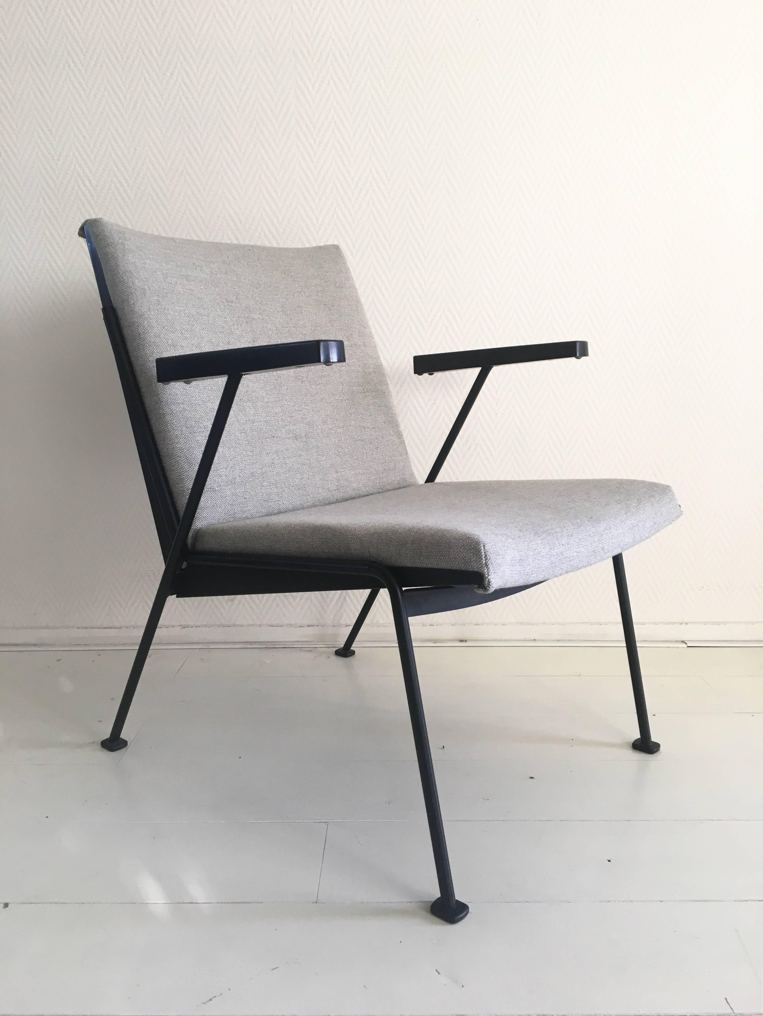 Black and white oase lounge chairs designed by Wim Rietveld for Ahrend de Cirkel, Netherlands, circa 1950s.
The chairs that feature an enameled metal base and Bakelite armrests, are completely new upholstered with new foam and Kvadrat fabric.