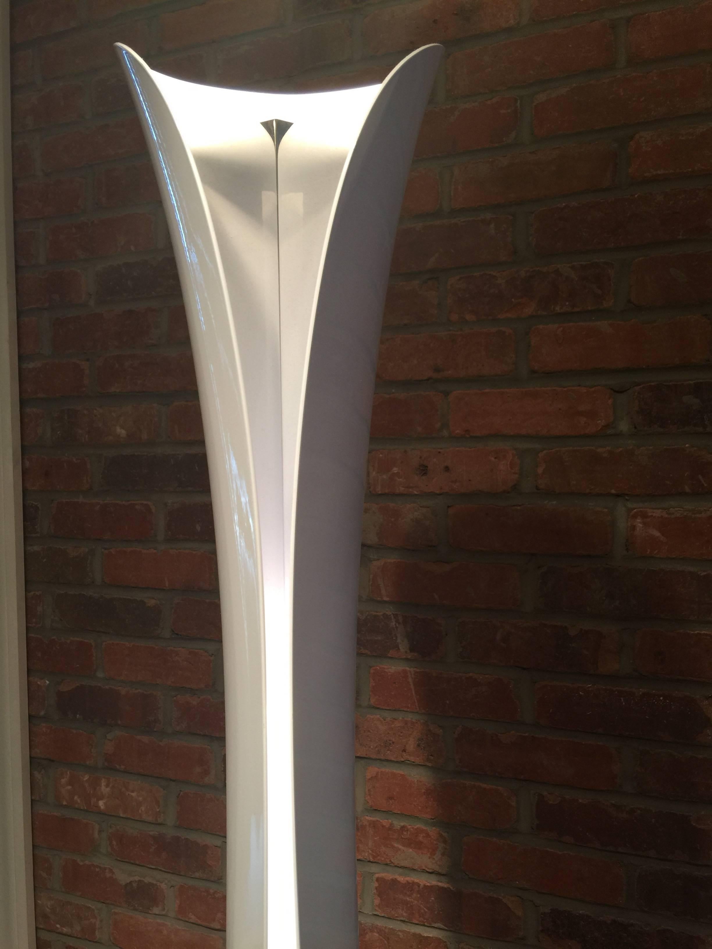 On sale! From display this beautiful floor lamp is on sale. Retail price is 2.195$ destined to become collector piece. The Cadmo floor lamp designed by Karim Rashid and manufacturer by Italian leading modern lighting brand Artemide is a true jewel.