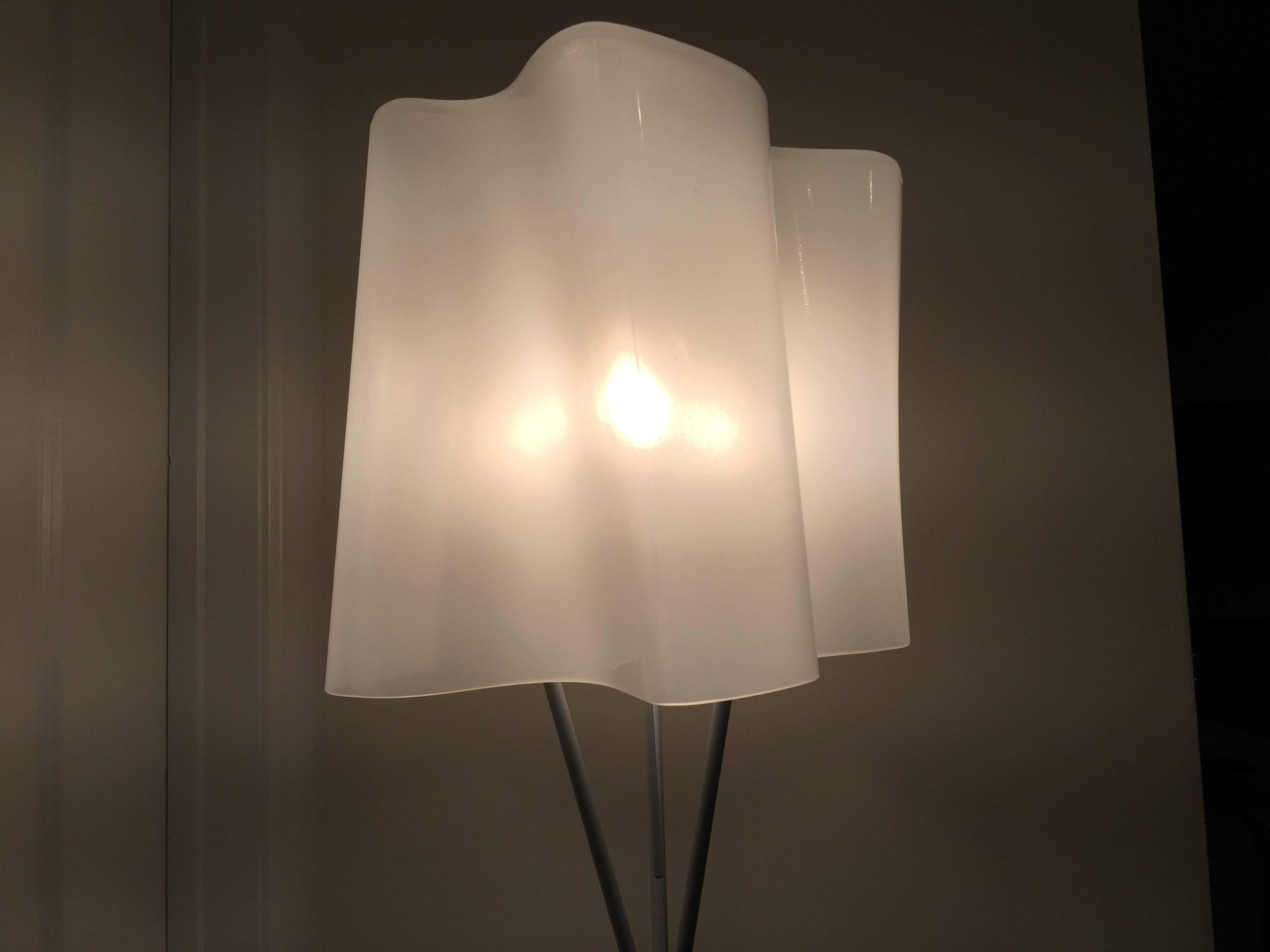 Beautiful Logico floor lamp, Italian designer lighting designed by Michele de Lucchi and Gerard Reichert in 2001 and manufactured by leading Italian Lighting manufacturer Artemide. The most beautiful detail of the lamp is the handblown glass shade