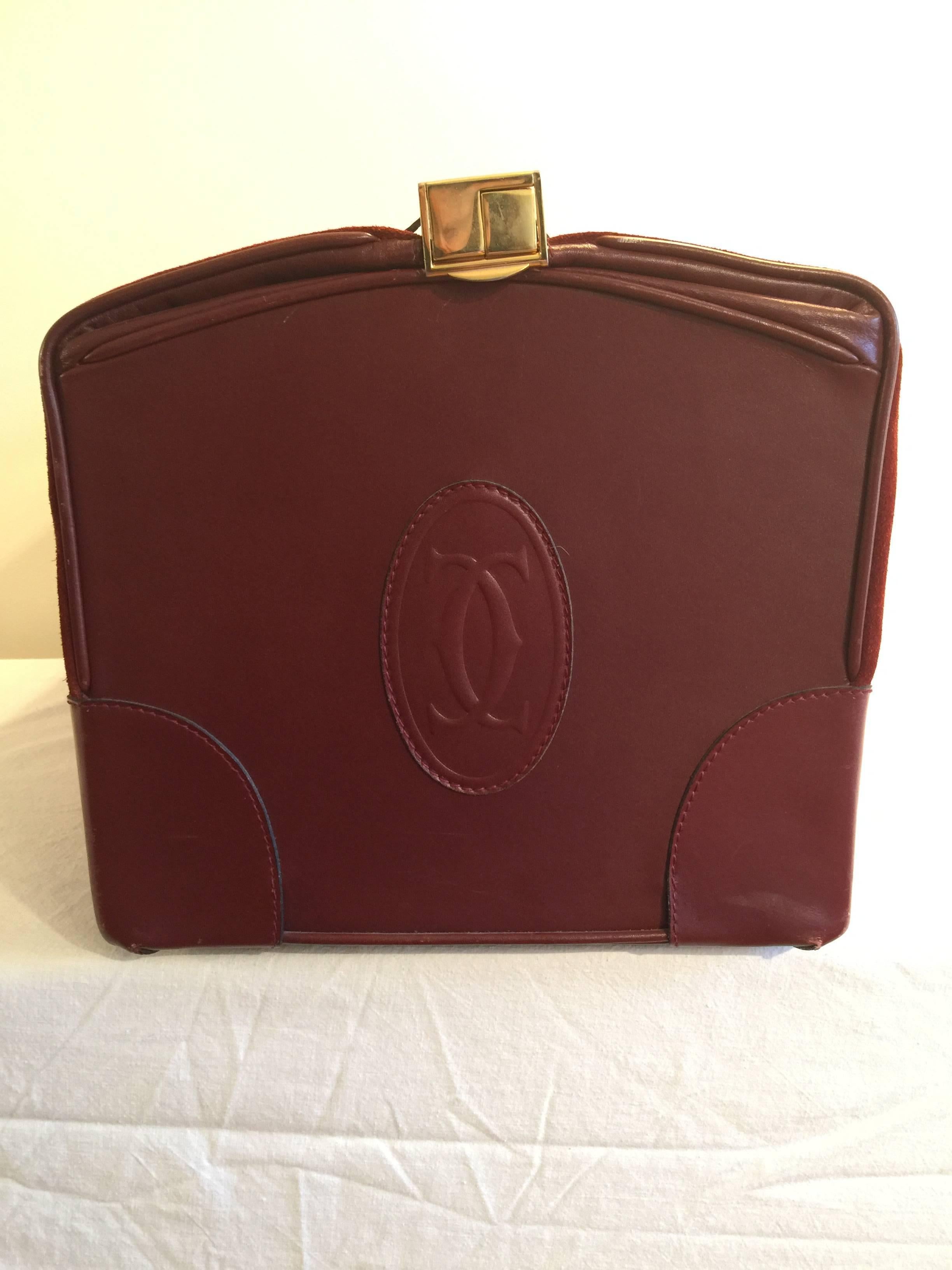 Authentic must de Cartier vintage Suede collection, 1984 (production ended 1983/1984) including booklet, key and dust bag. The overall condition of the luggage is very good except for handles which broke. Handles are perfect but the wrap ring screws