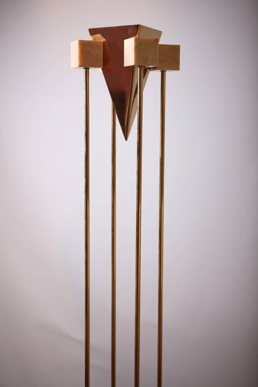 Italian floor lamp from the 1970s.

Very chic and elegant lamp in pink marble and four brass rods,

circa 1970

Measures: H: 210 cm