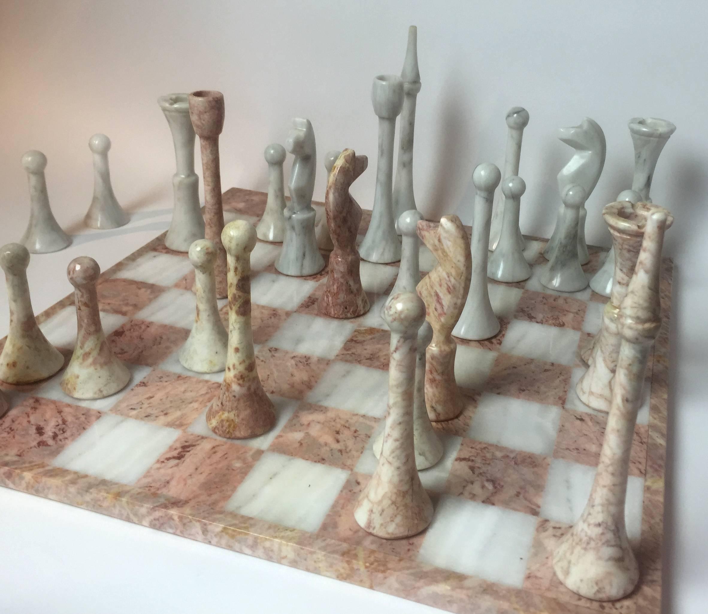 A vintage modern pink Algerian and white Carrara marble chess set. 

Complete set of 32 pieces and the board. 
All pieces are hand-carved. 
Made from the 1970s in Italy.