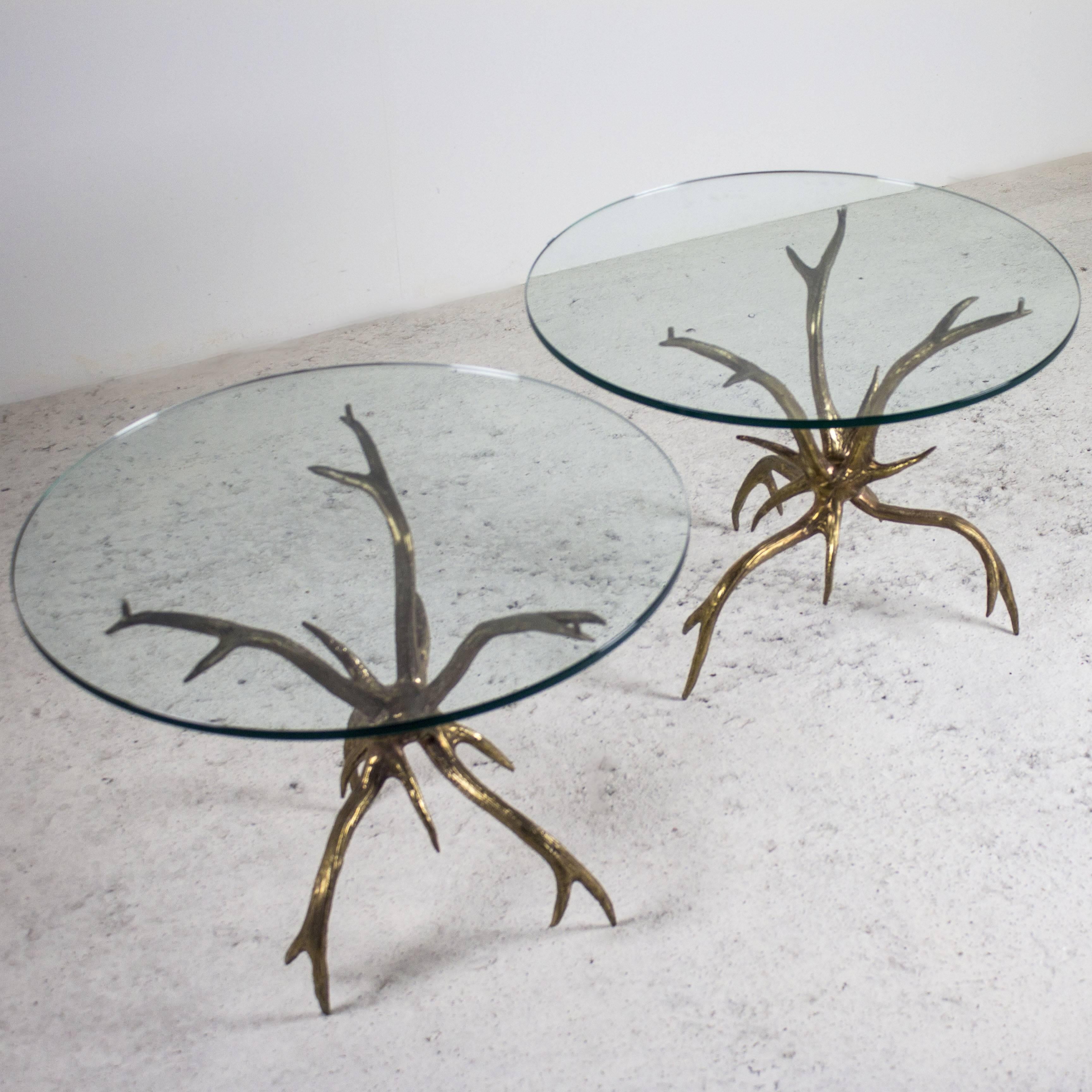 A stunning pair of side tables attributed to the American designer Arthur Court in the 1970s. The glass tops are resting on a frame in gilded bronze.