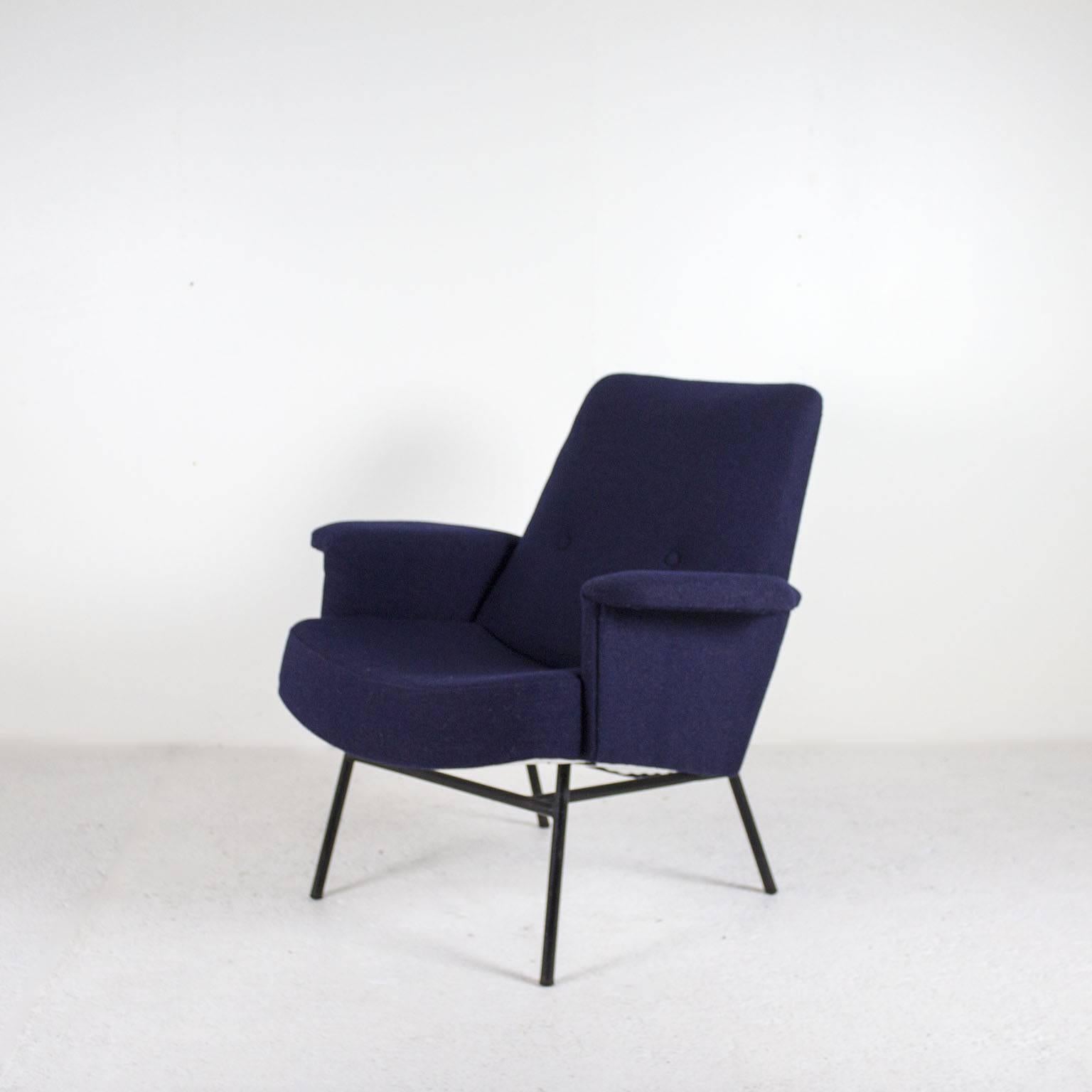 A splendid pair of 1950s armchairs by the famous French designer Pierre Guariche, model SK660, for the French brand Steiner. The frame is in tubular black-lacquered metal. The seats are newly renovated, in foam upholstered with a dark blue fabric by