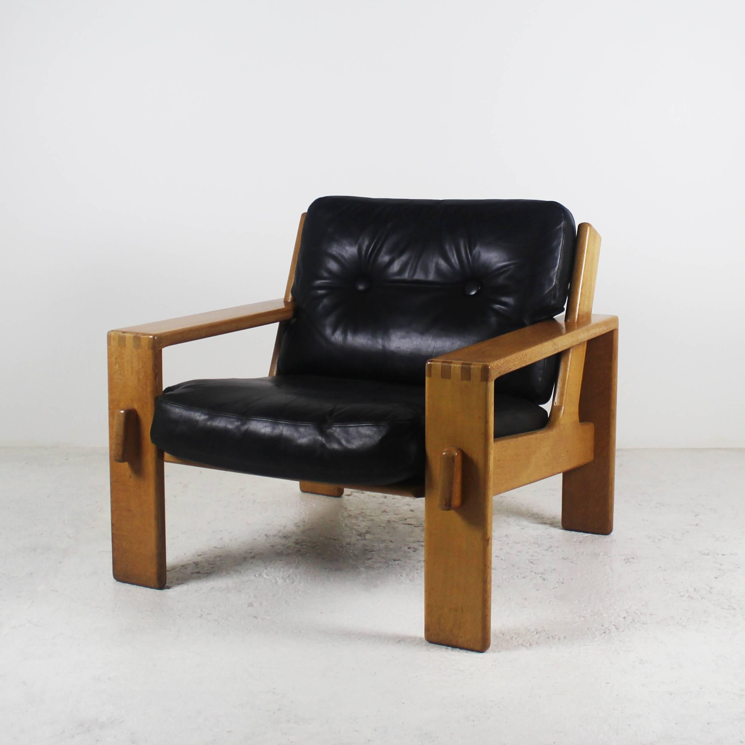A beautiful example of Danish design with this pair of 1960s armchairs. Frame in oak, cushions in the original black leather in good condition.