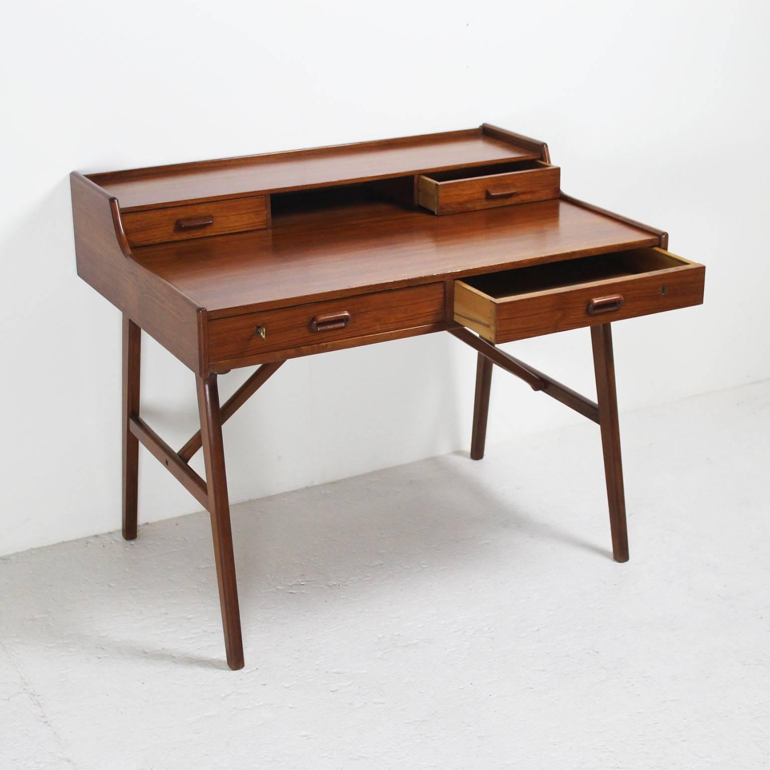 This refined Danish desk is really functional thanks to the two drawers opening on the front and the two other ones on the upper side. The legs are joined by a triangular crosspiece. The total height is 83 cm.