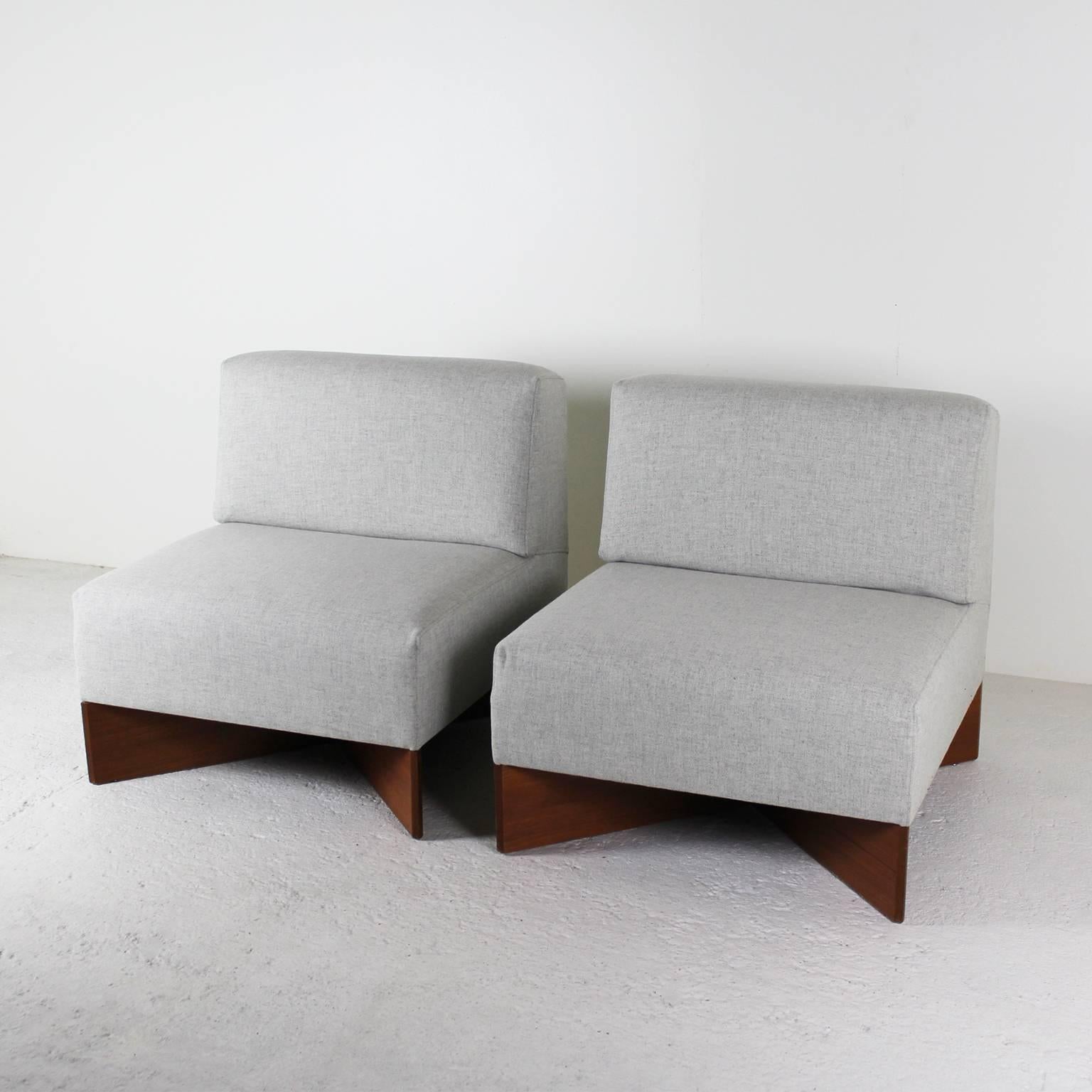 A Pair of Armchairs and a Coffee Table by Pierre Guariche for Huchers Minvielle For Sale 1
