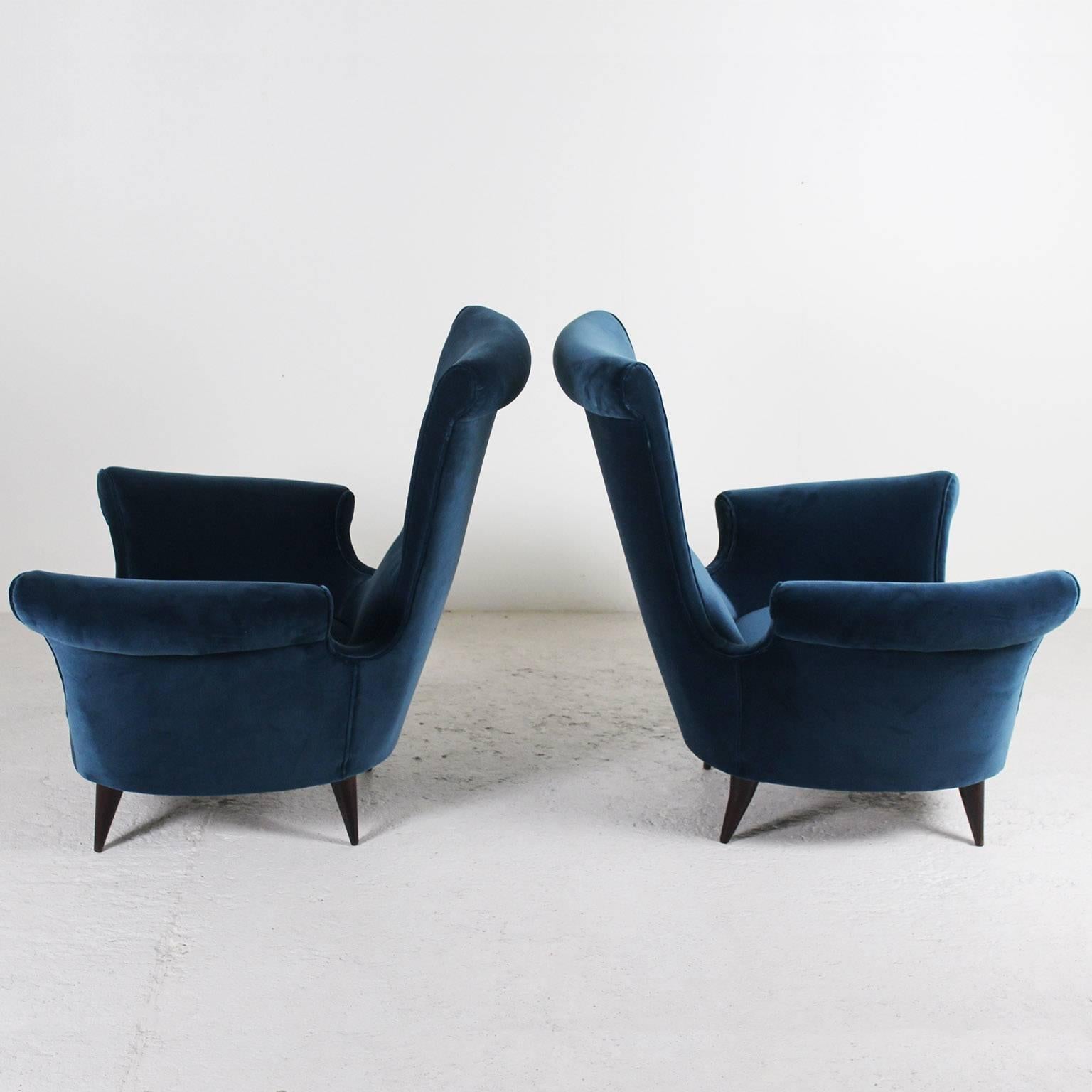 Set of Sofa and Armchairs in Blue Velvet, 1950 For Sale 4