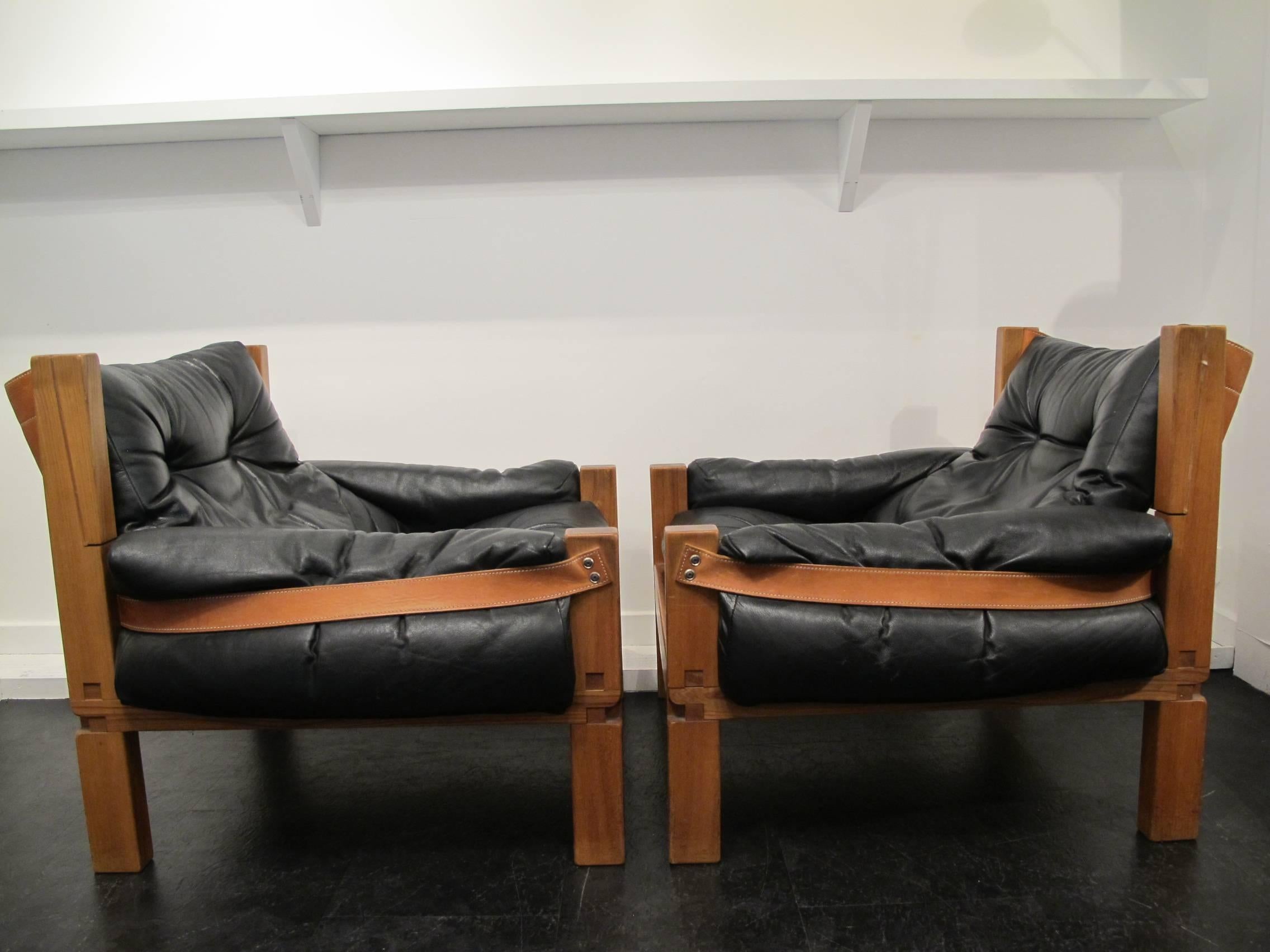 Pair of 1960s large armchairs in black leather and elm. Very comfortable and very nice design.
 