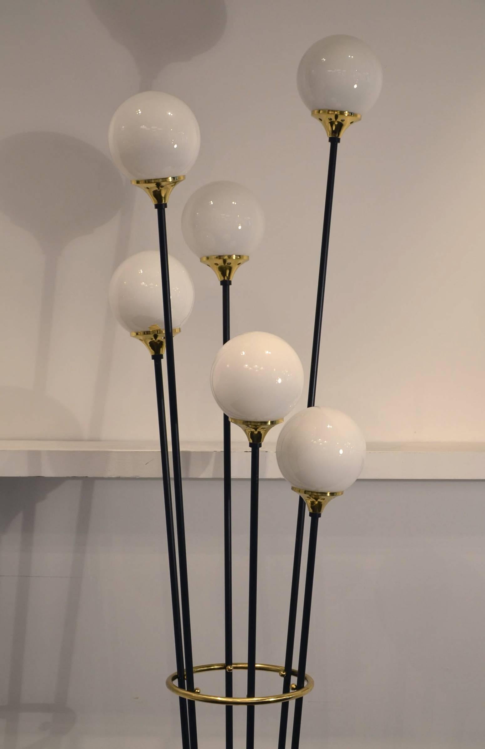 Mid-Century floor lamp by Stilnovo, with a set of six opaque globes and marble base. Measures: Height: 180, diameter base: 30 cm, diameter lamp: 40 cm.