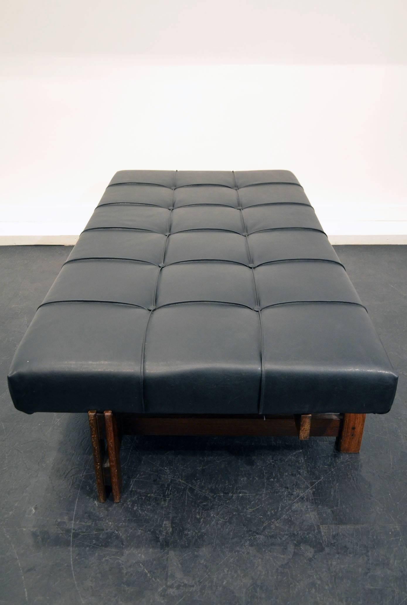 Italian 1960s bench or daybed in the taste of Mies Van Der Rohe.
Wood and leather.