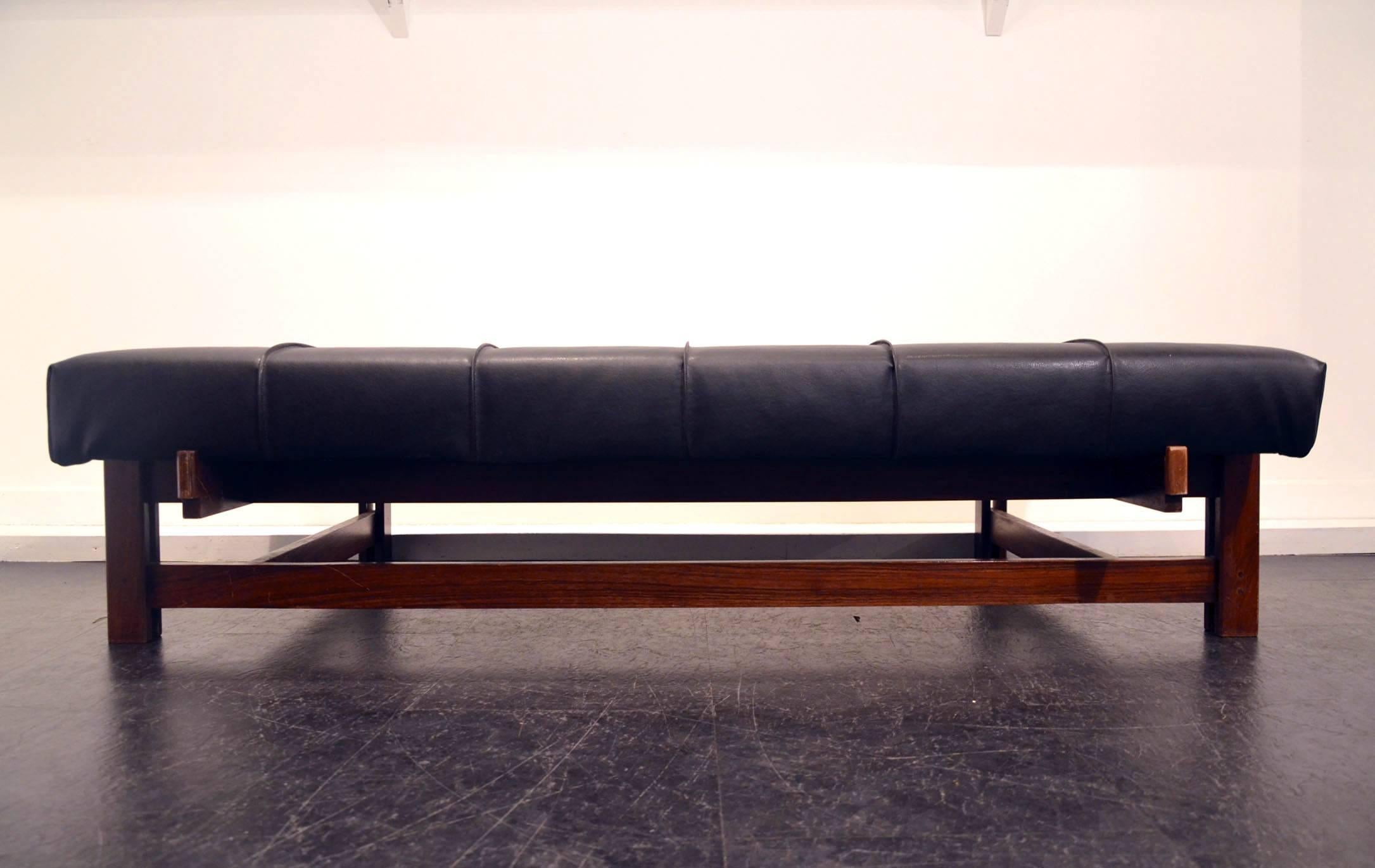 Italian 1960s Bench or Daybed in the Taste of Mies Van Der Rohe In Good Condition In Megeve, FR