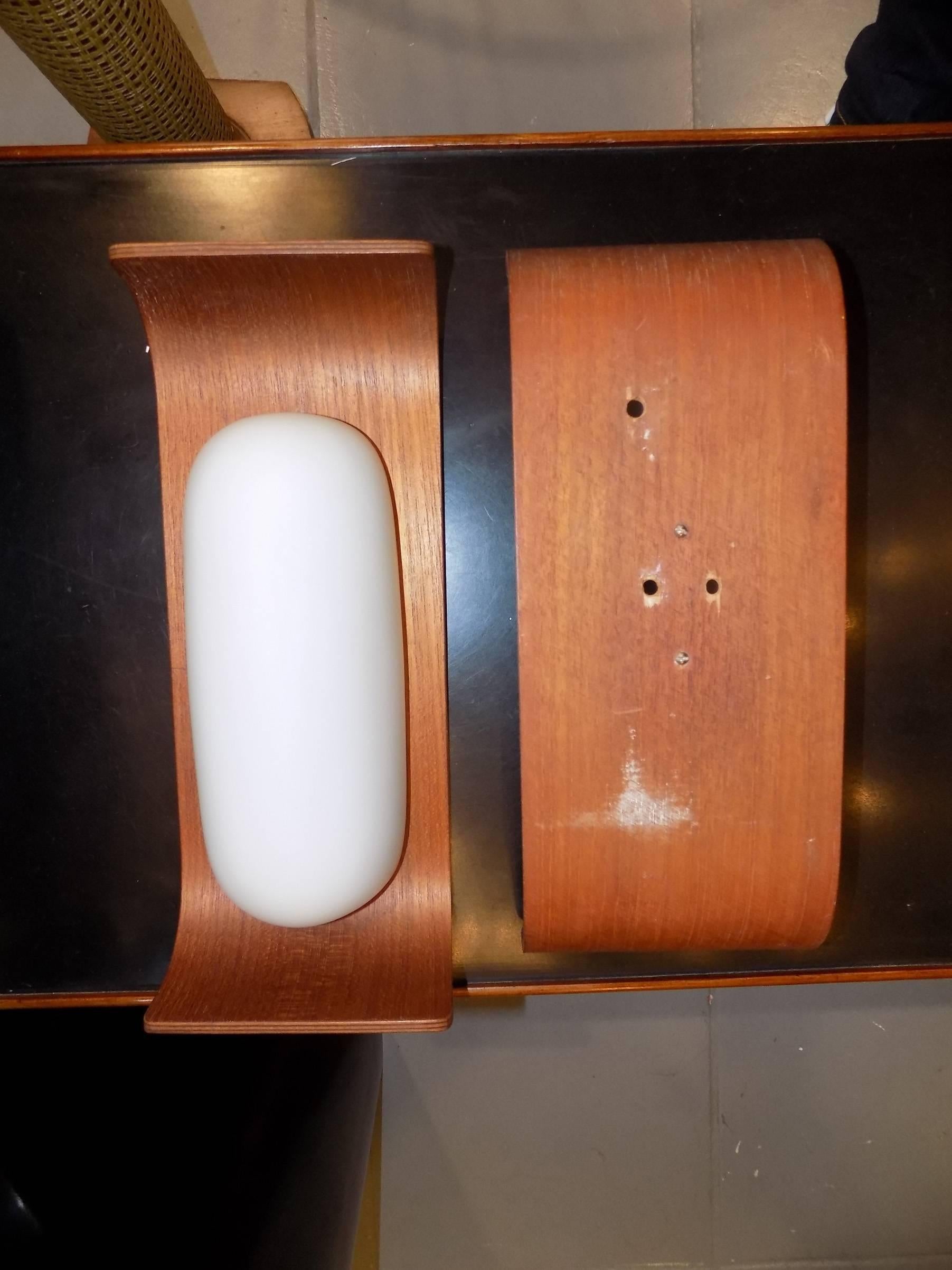 Set of two single sconces.
The sconces are in thermoformed teak supporting white opaline.