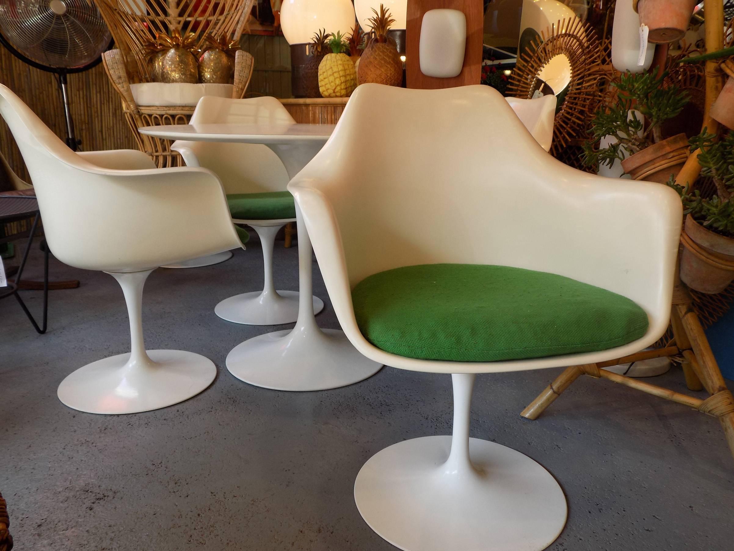 Set of four Knoll Saarinen tulip armchairs and laminate round table.

Tables and the four armchairs could be sold separately.

Iconic tulip design dining table and chair set by Knoll, including four vintage Saarinen swivel tulip armchairs and a