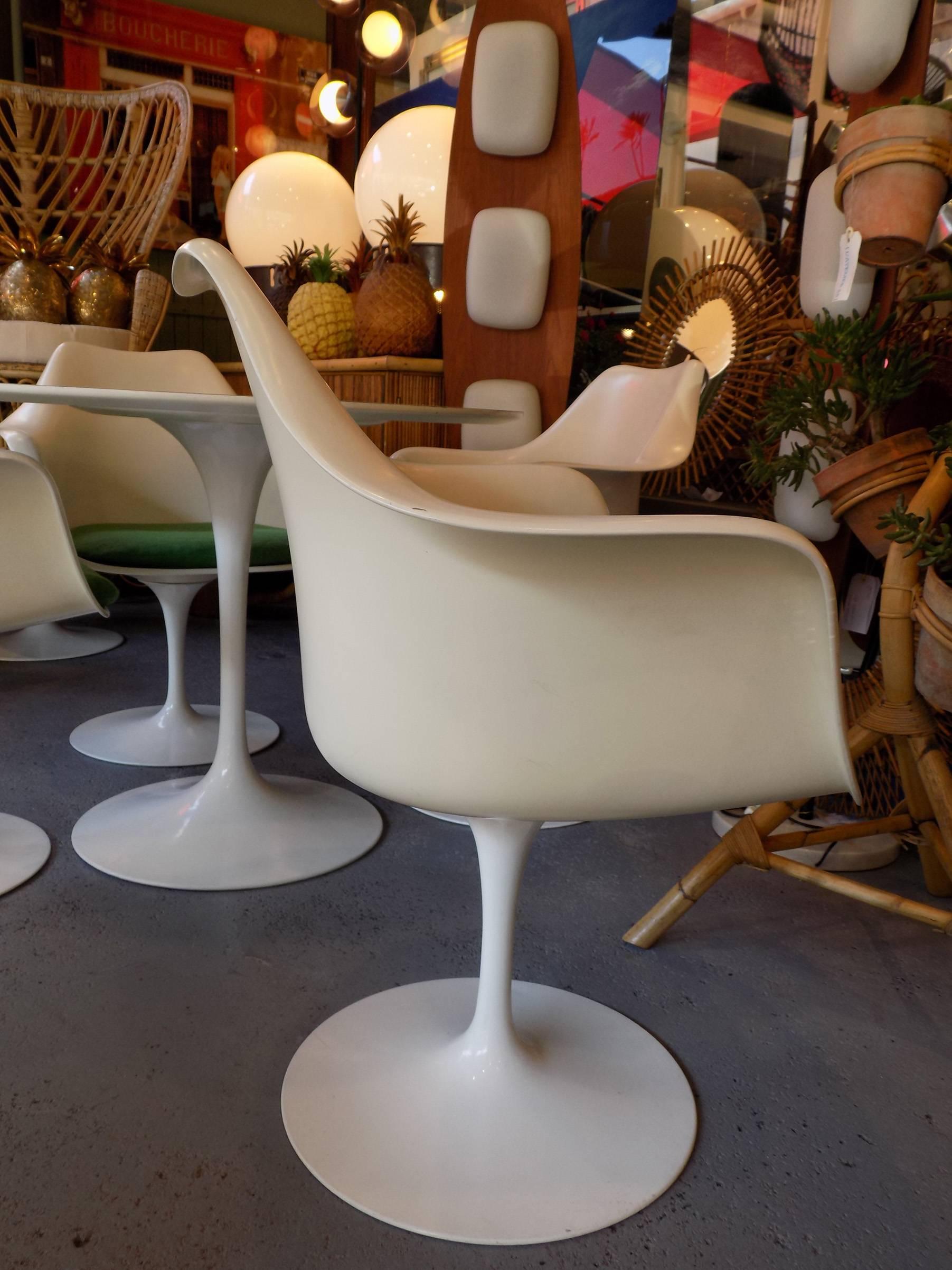 Italian Set of Four Knoll Saarinen Tulip Armchairs and Laminate Round Table