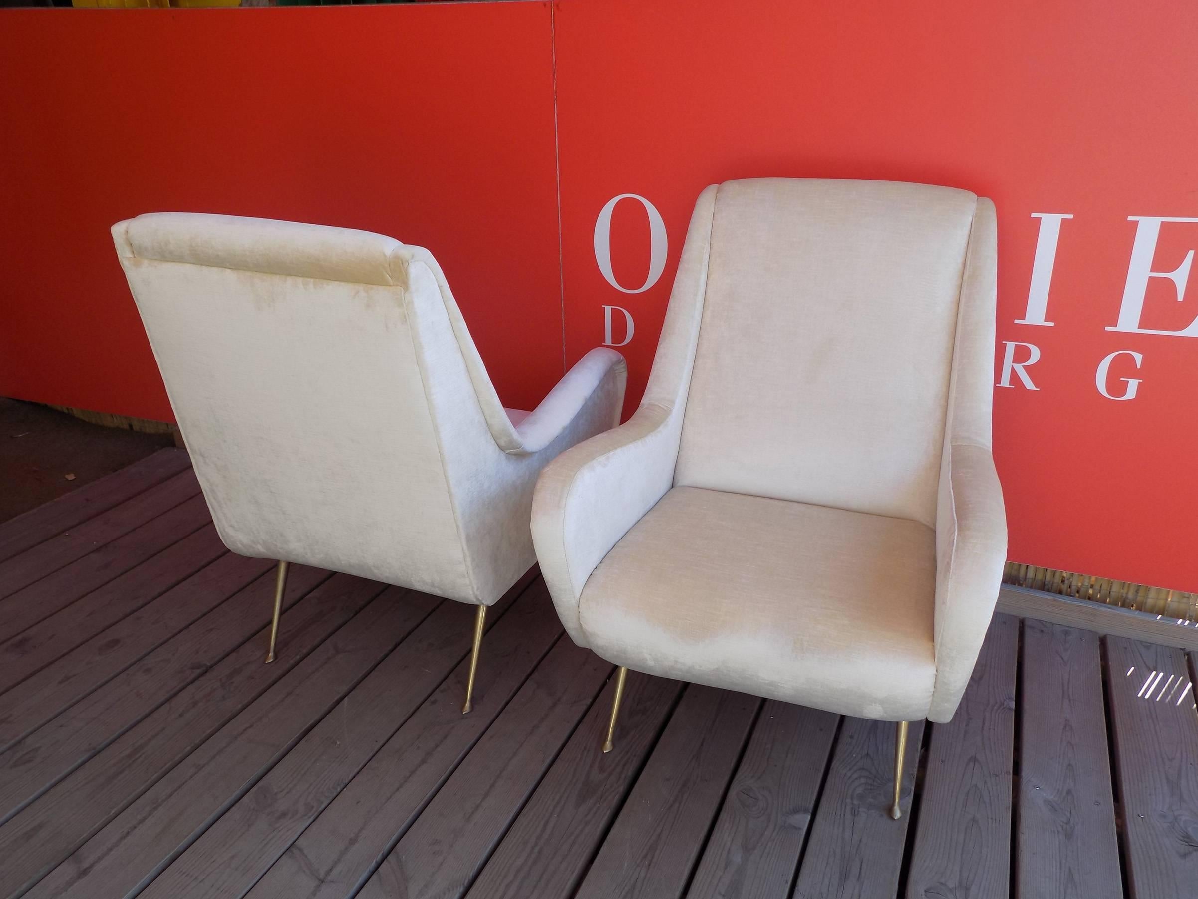 Italian pair of armchair in the taste of Paolo Buffa.