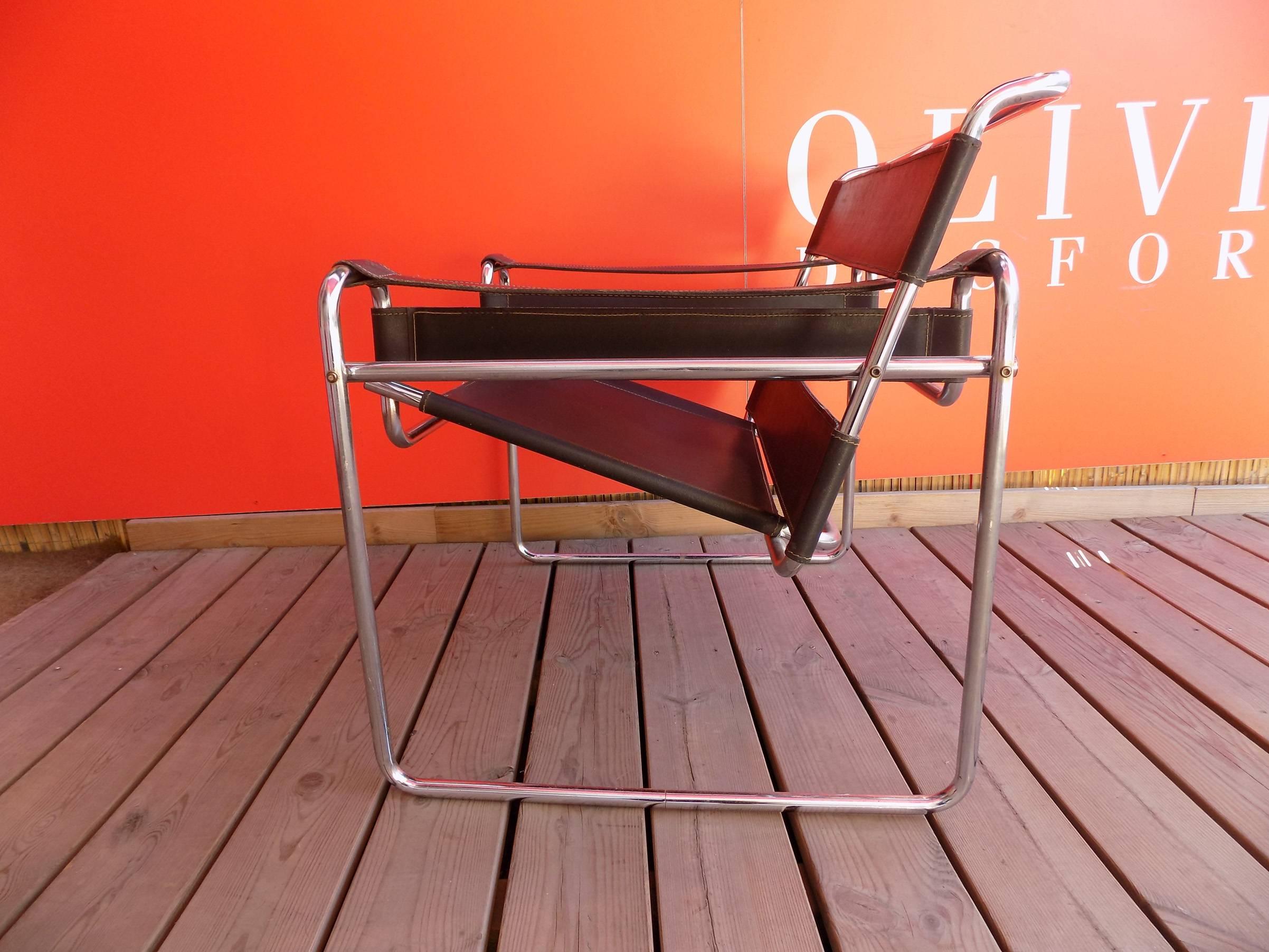 Vintage pair of B3 Wassily lounge chairs, designed by Marcel Breuer, with stitched black leather and a chromed steel tube frame, all in excellent condition.