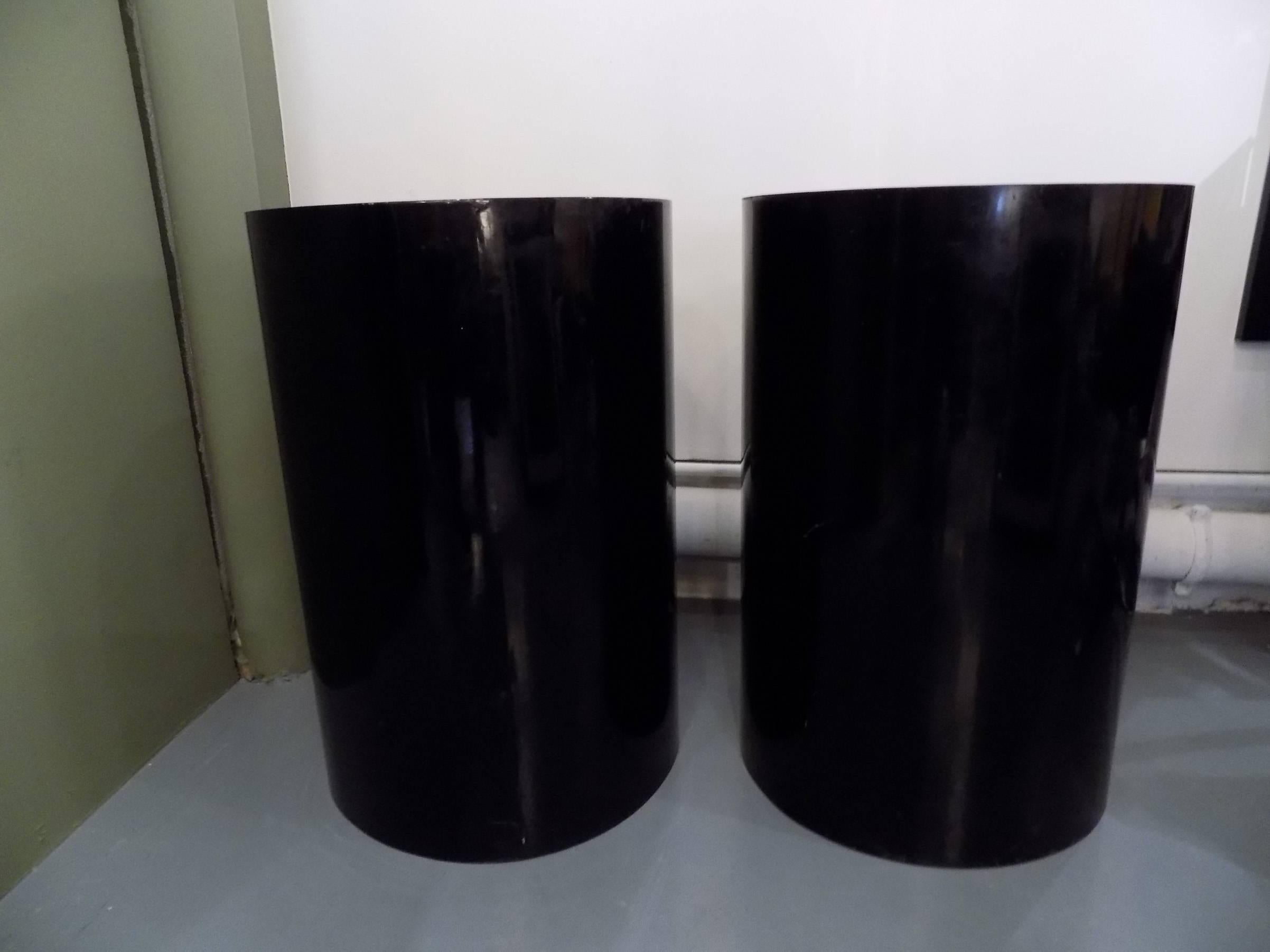 Pair of Italian cylindrical nightstands, circa 1960.
Black lacquered cylinder with a glass top with a beautiful effect.