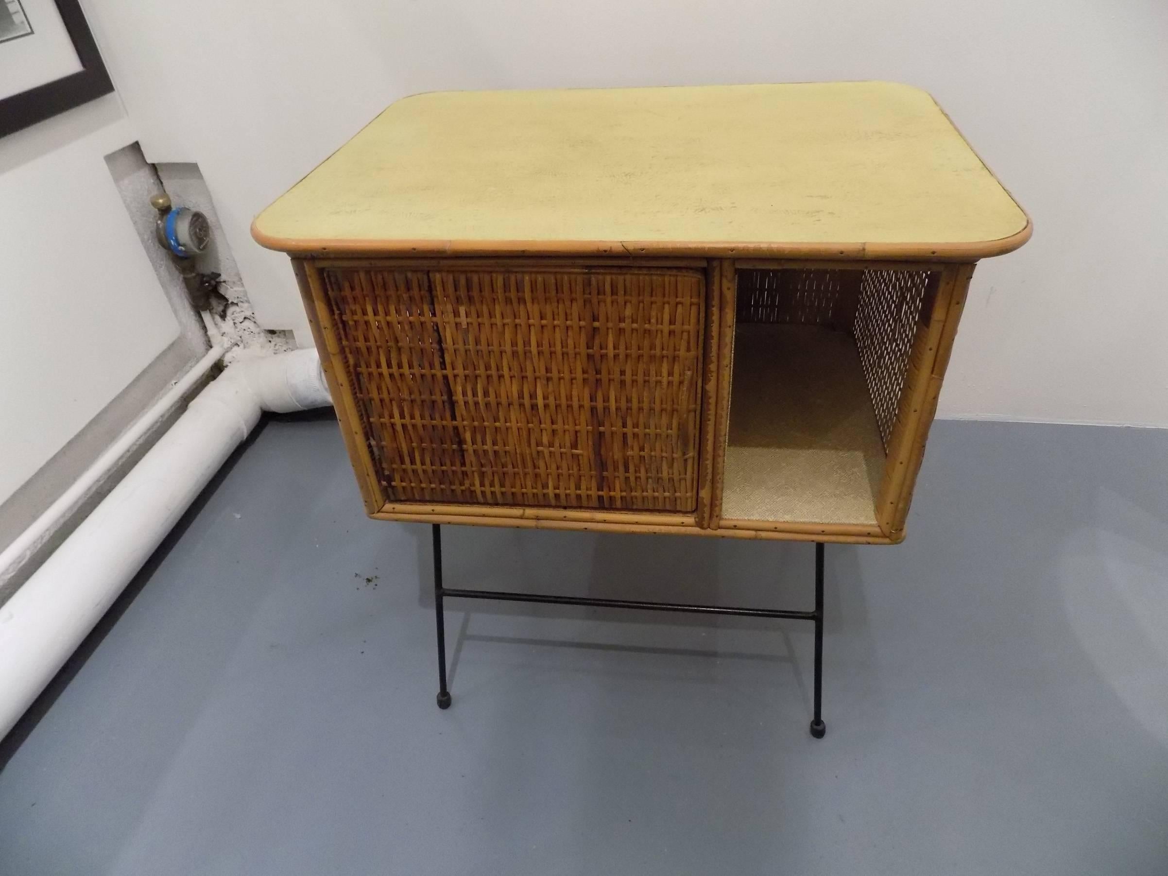 Beautiful Pair of Italian Wicker Nightstand, circa 1960 In Good Condition For Sale In Megeve, FR