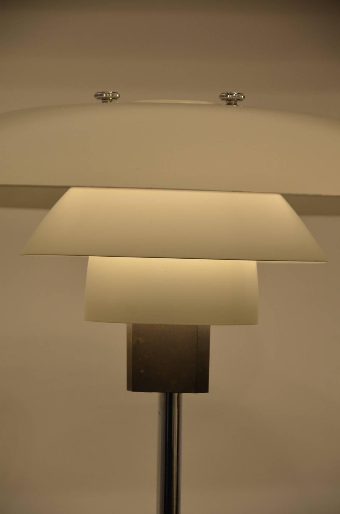 Mid-Century Modern Beautiful Poul Henningsen Pair of Danish Table Lamp for Louis Poulsen For Sale
