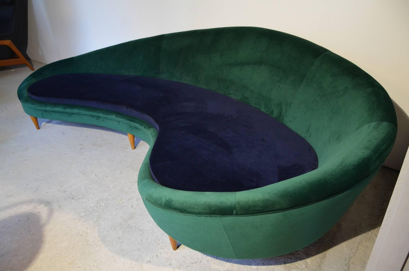 Huge Italian Velvet Sofa in the Style of Ico Parisi In Excellent Condition For Sale In Megeve, FR