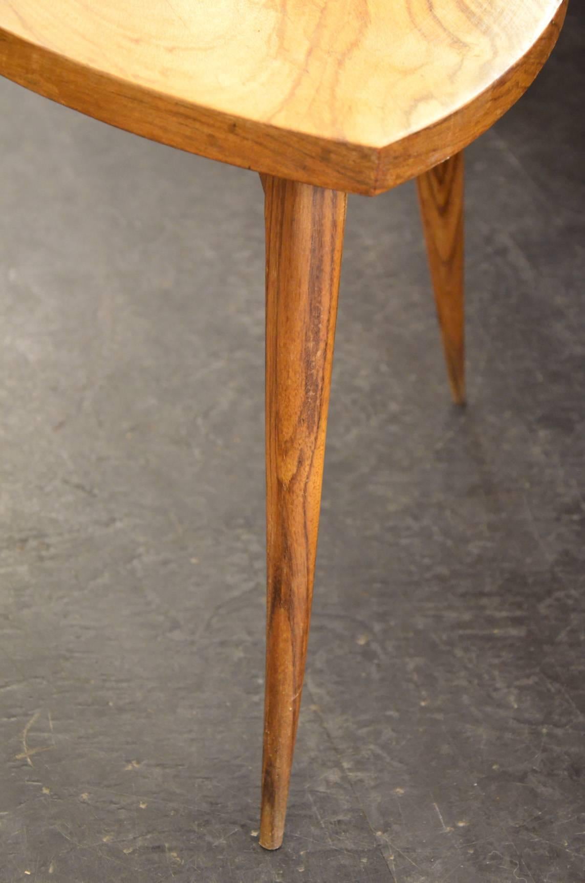 Beautiful Pair of Italian End Tables in Rosewood, circa 1960 In Excellent Condition For Sale In Megeve, FR