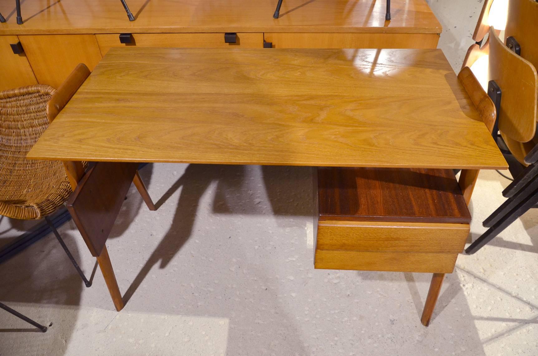 Mid-20th Century Beautiful Italian Vittorio Dassi Wood Desk, circa 1960