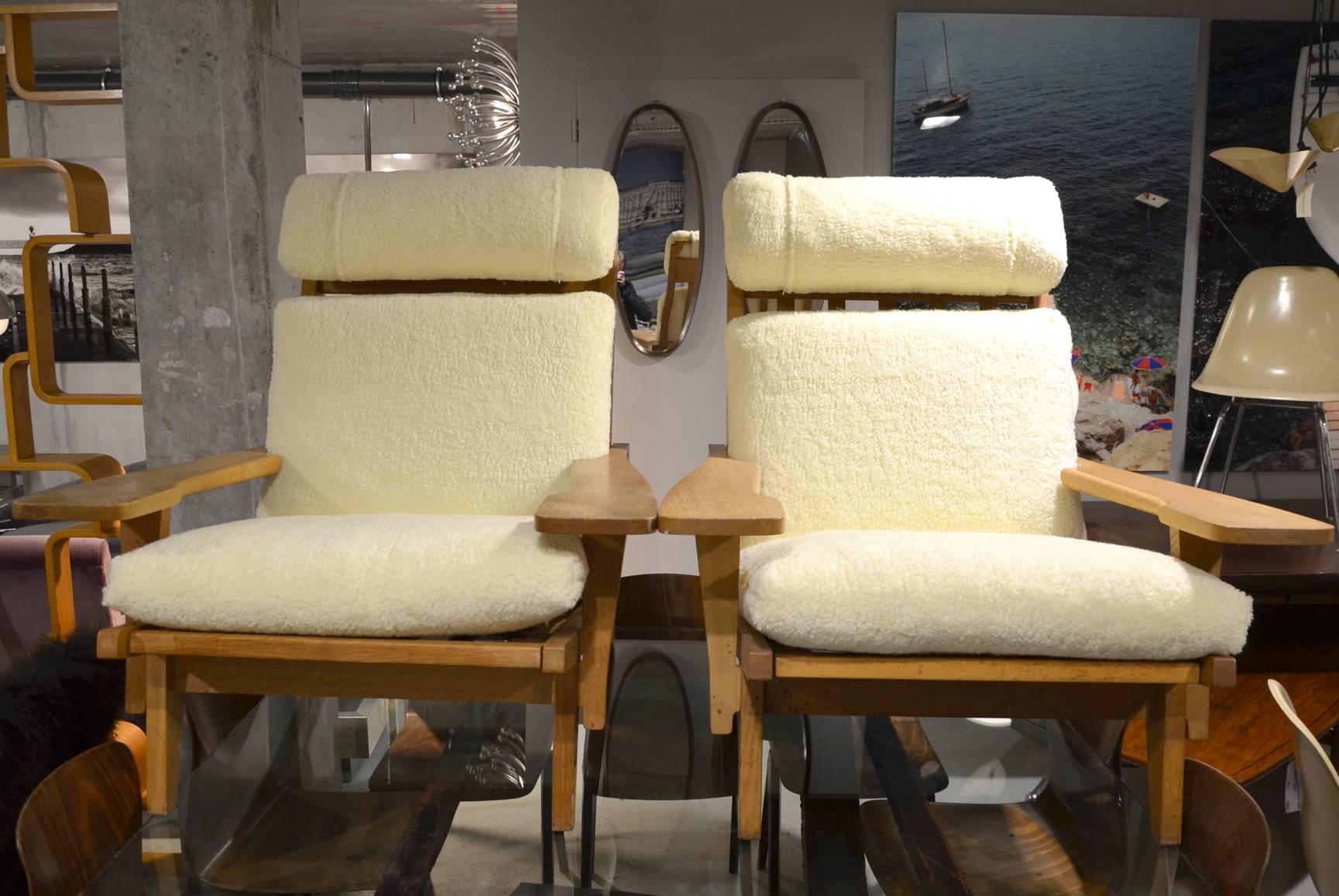 Beautiful pair of Danish modern lounge chairs Hans Wegner for GETAMA. Reupholstered in white wool.